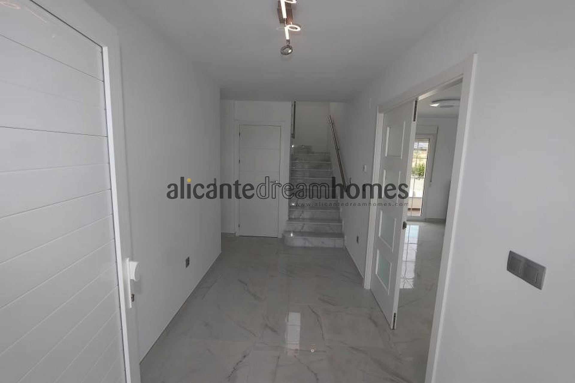 Resale - 4 Bedroom 3 Bathroom Villa in Pinoso -  - Alicante