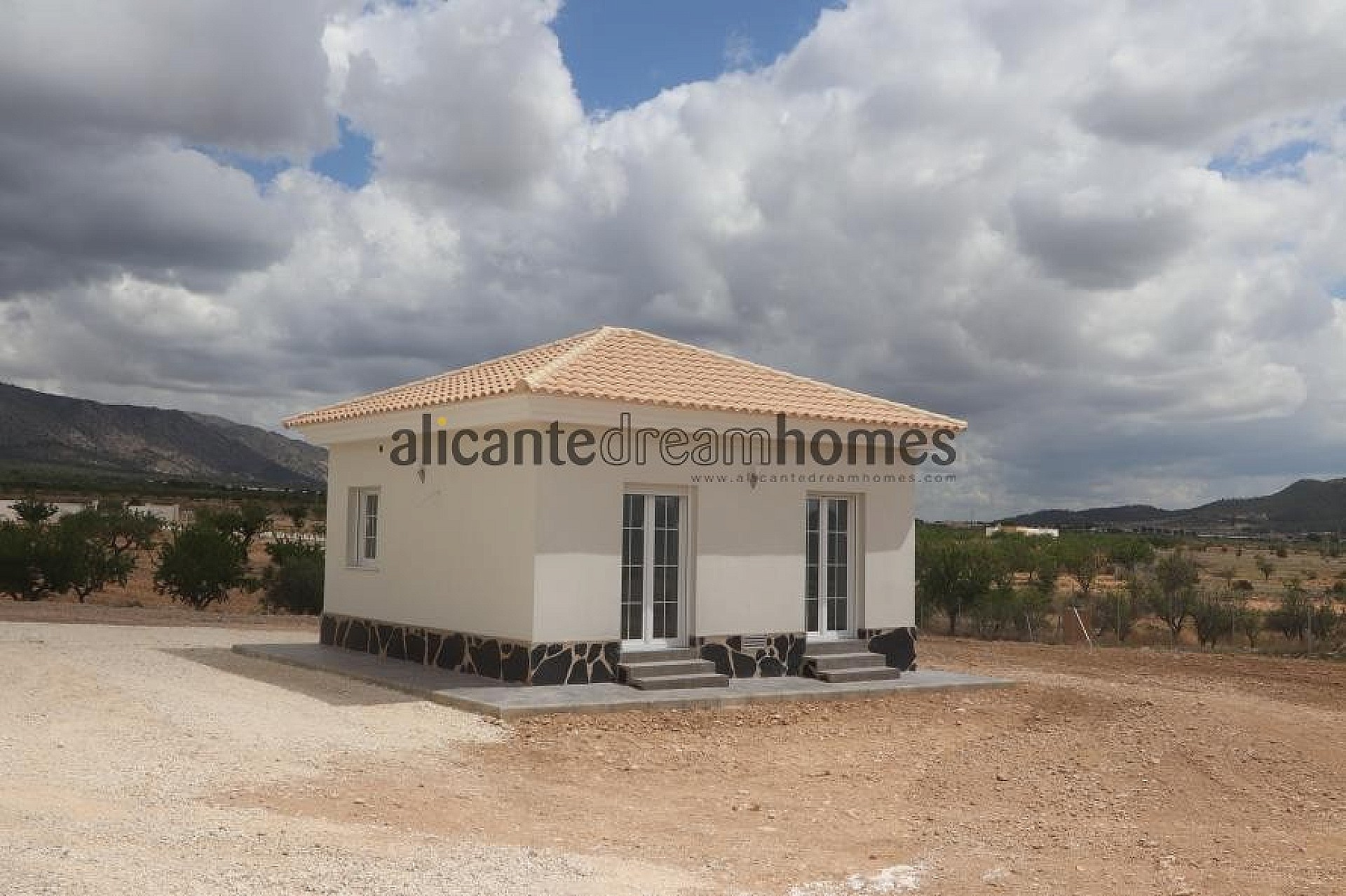Resale - 4 Bedroom 3 Bathroom Villa in Pinoso -  - Alicante