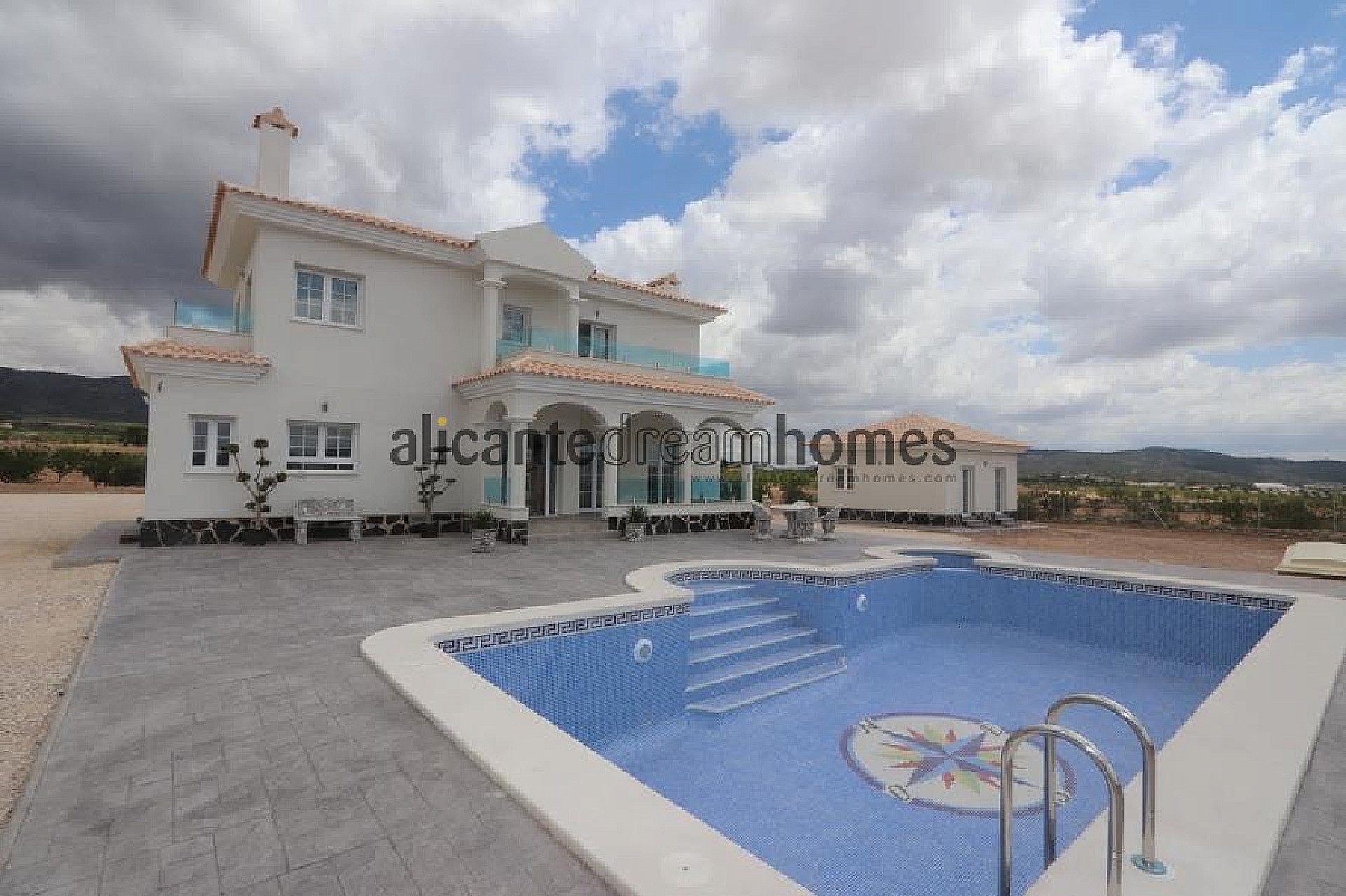 Resale - 4 Bedroom 3 Bathroom Villa in Pinoso -  - Alicante