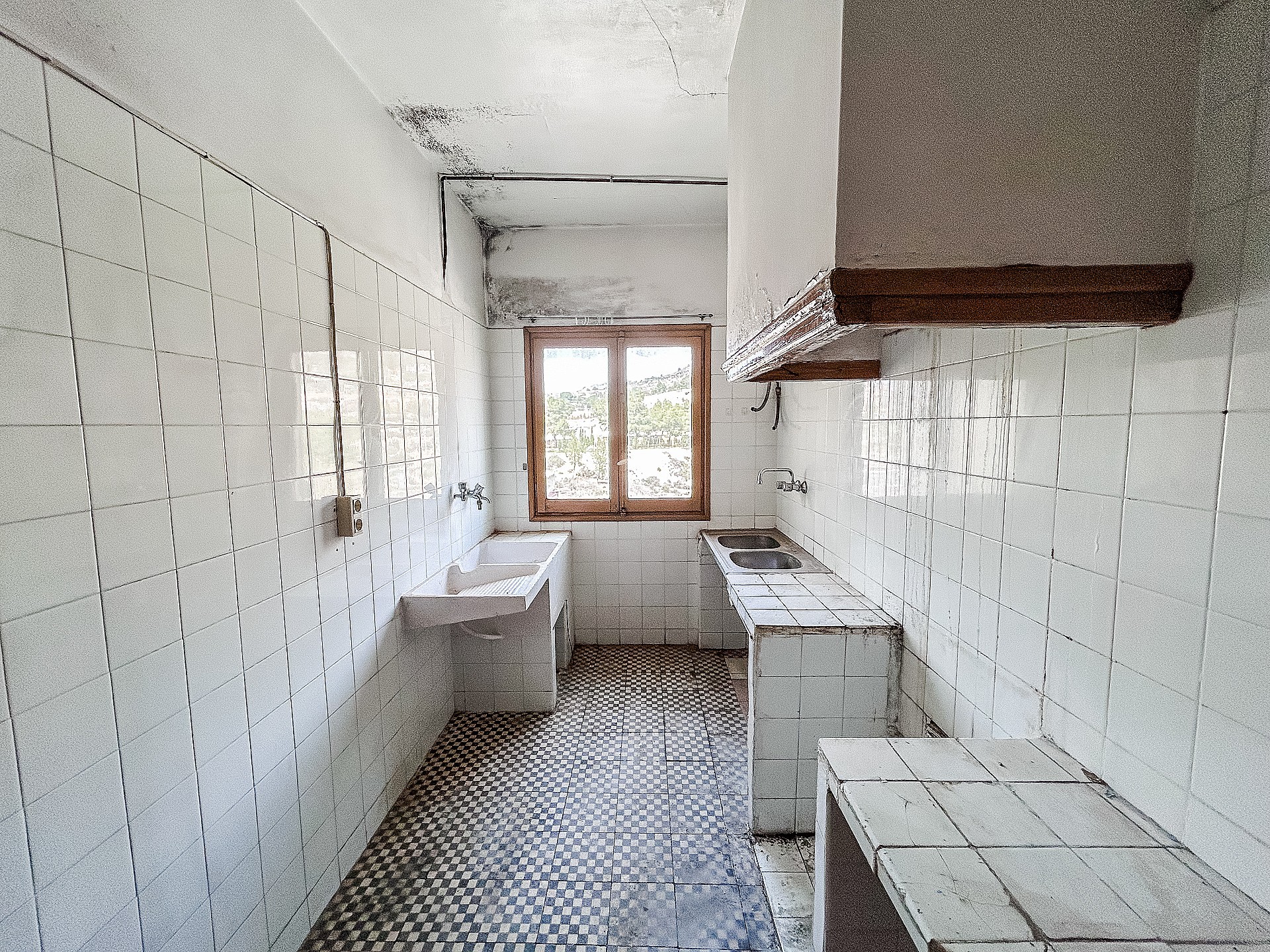 Resale - 6 Bedroom 2 Bathroom Restoration Project in Petrer -  - Alicante