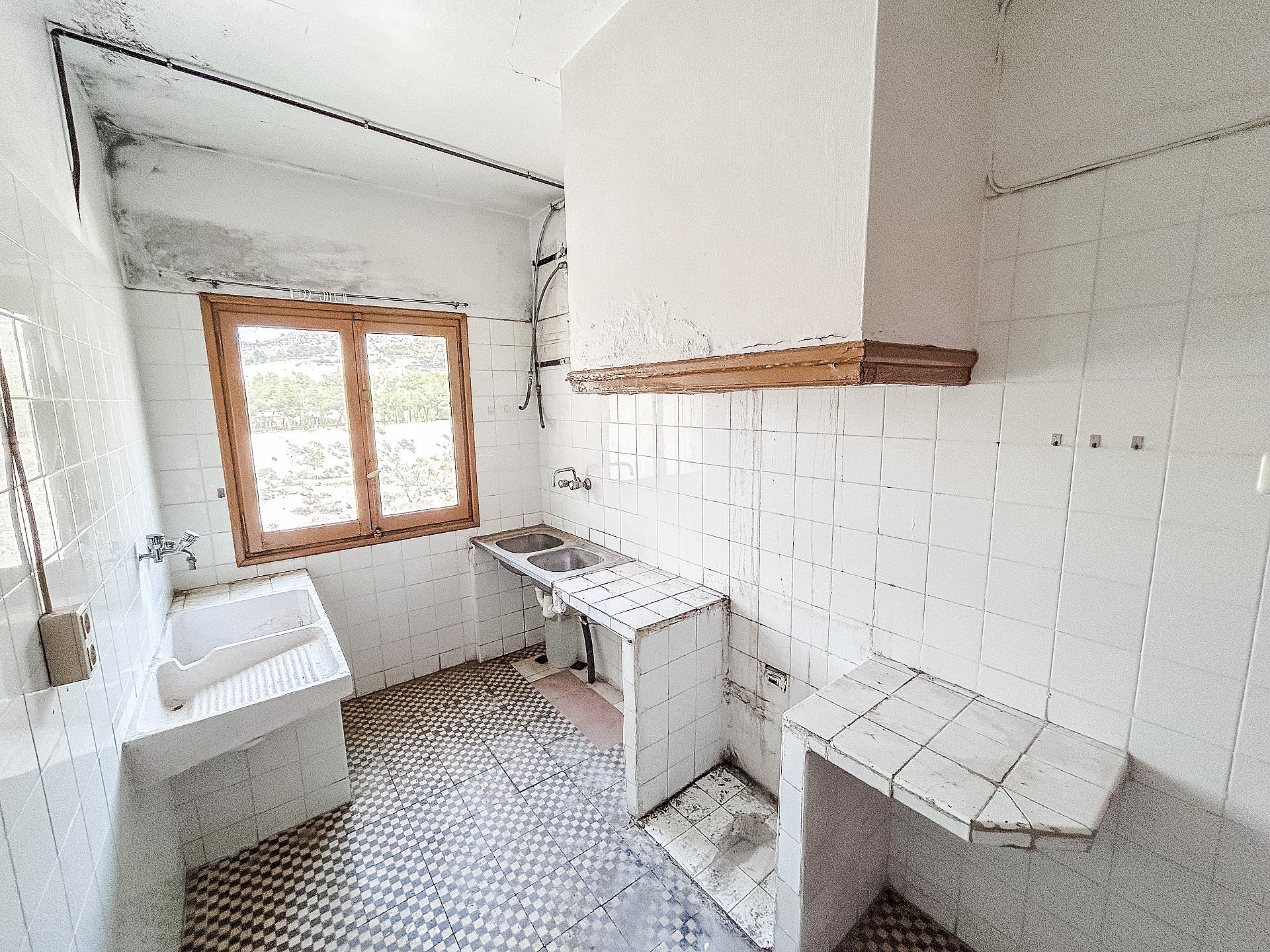 Resale - 6 Bedroom 2 Bathroom Restoration Project in Petrer -  - Alicante