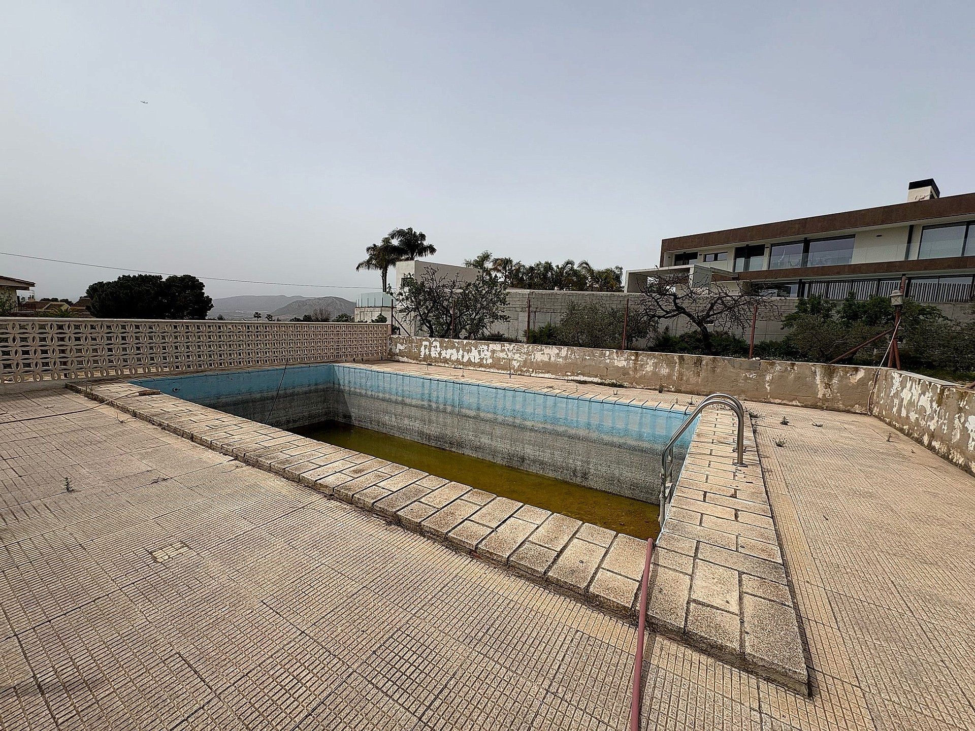 Resale - 4 Bedroom 1 Bathroom Country house in Petrer -  - Alicante