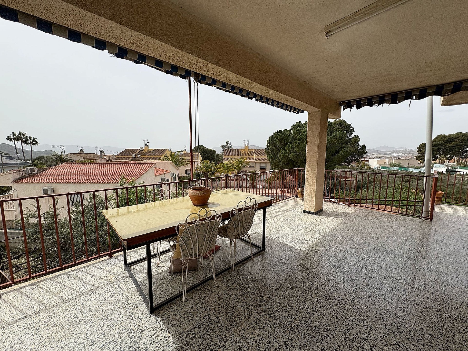 Resale - 4 Bedroom 1 Bathroom Country house in Petrer -  - Alicante