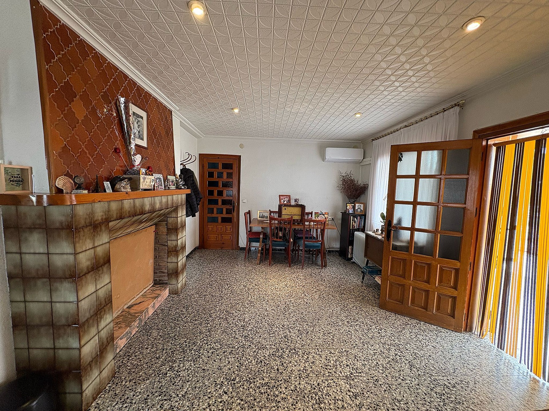 Resale - 4 Bedroom 1 Bathroom Country house in Petrer -  - Alicante