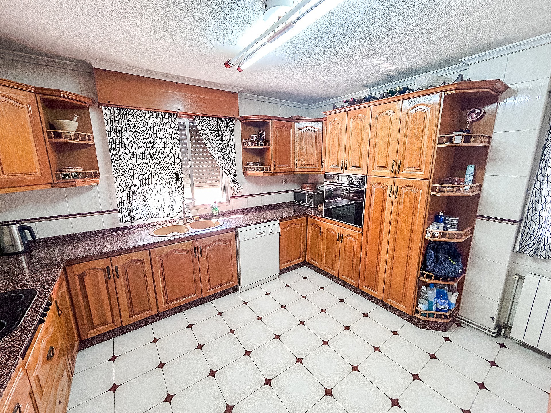 Resale - 4 Bedroom 2 Bathroom Country house in Sax -  - Alicante