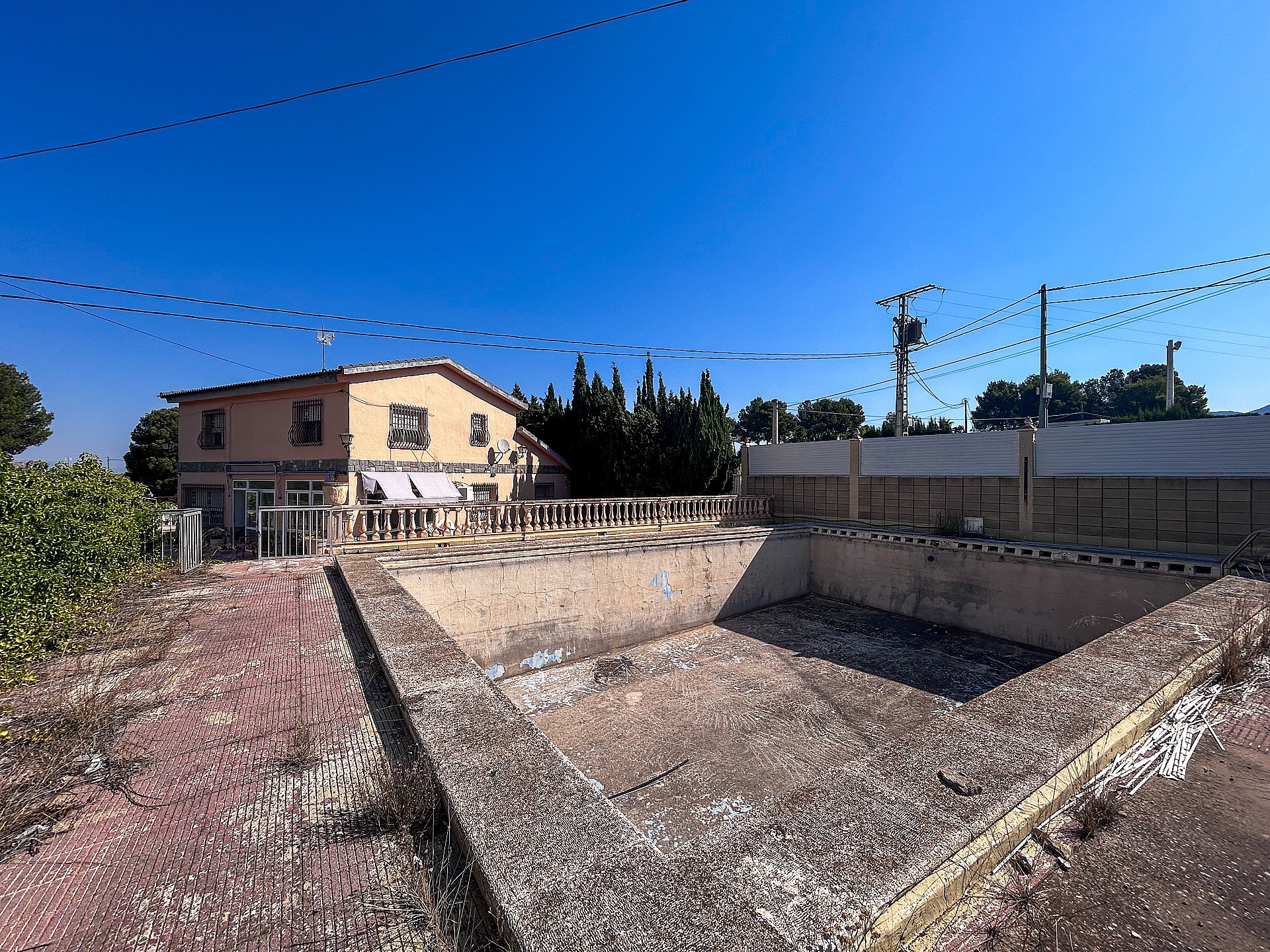 Resale - 4 Bedroom 2 Bathroom Country house in Sax -  - Alicante