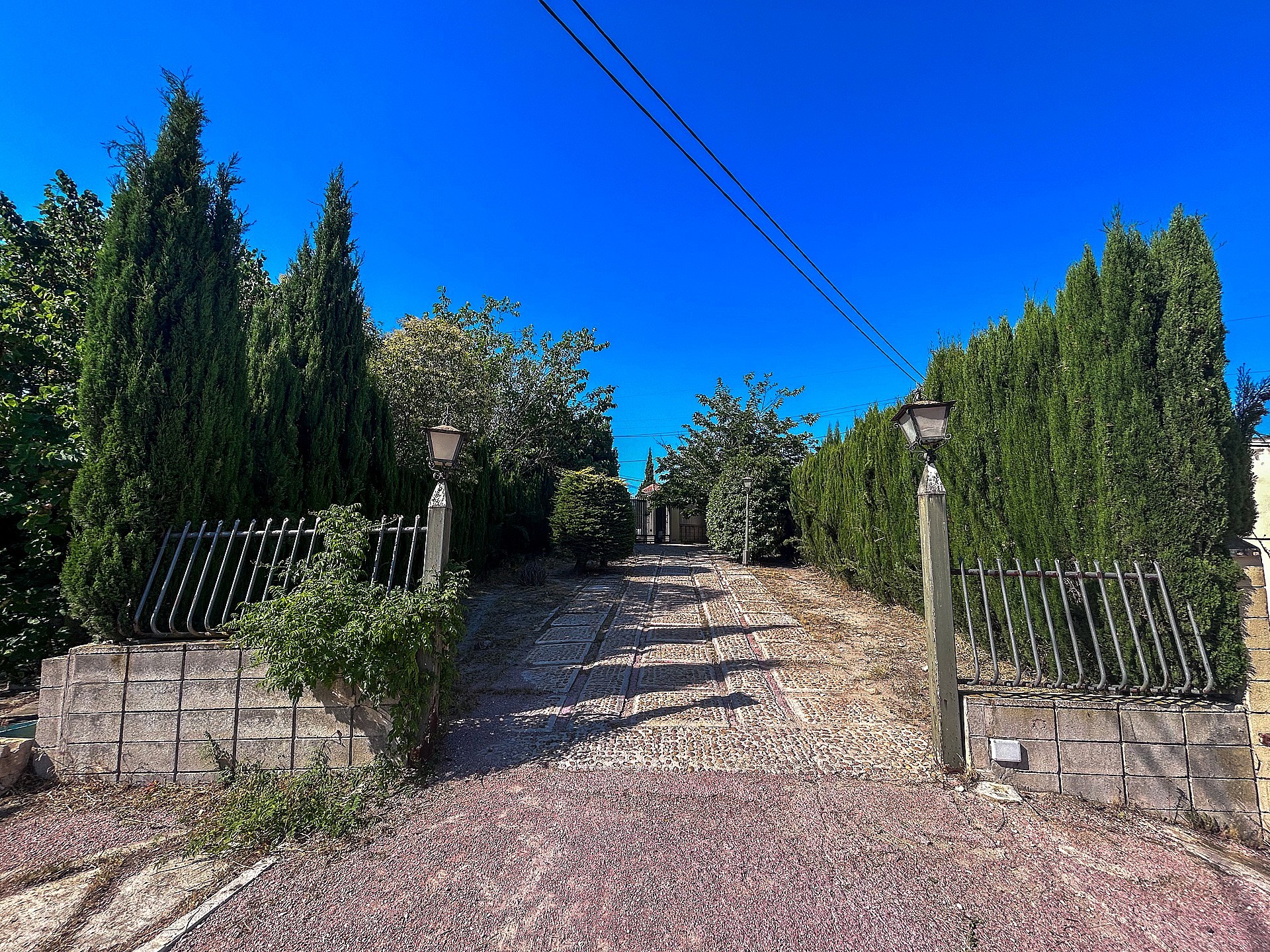 Resale - 4 Bedroom 2 Bathroom Country house in Sax -  - Alicante