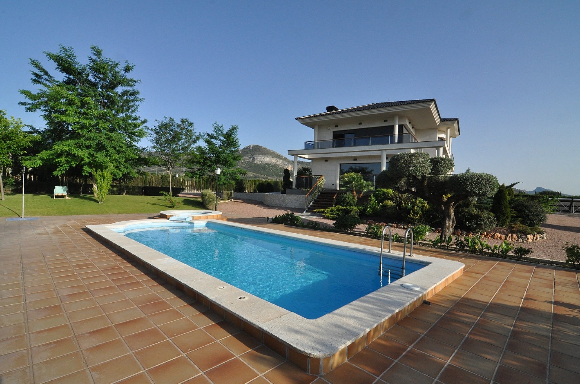 Resale - 4 Bedroom 2 Bathroom Villa in Villena -  - Alicante