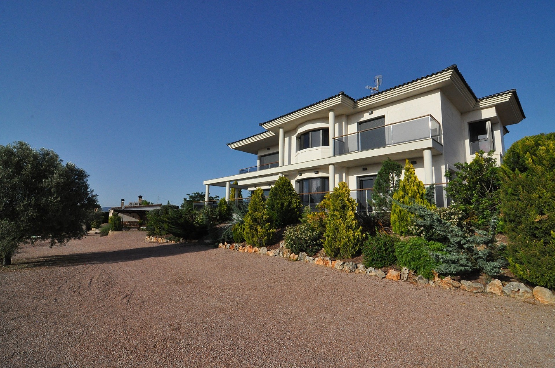 Resale - 4 Bedroom 2 Bathroom Villa in Villena -  - Alicante