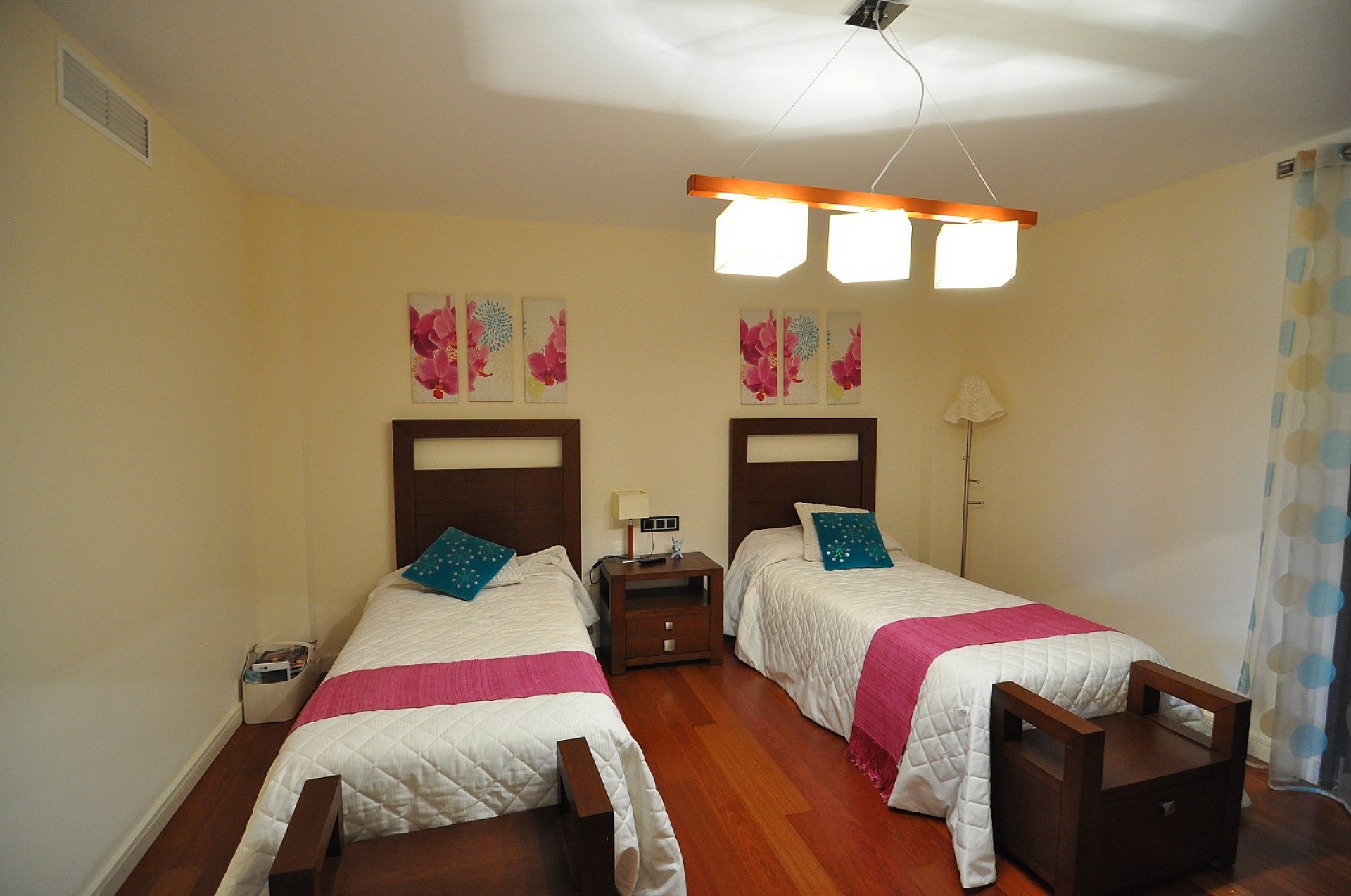 Resale - 4 Bedroom 2 Bathroom Villa in Villena -  - Alicante