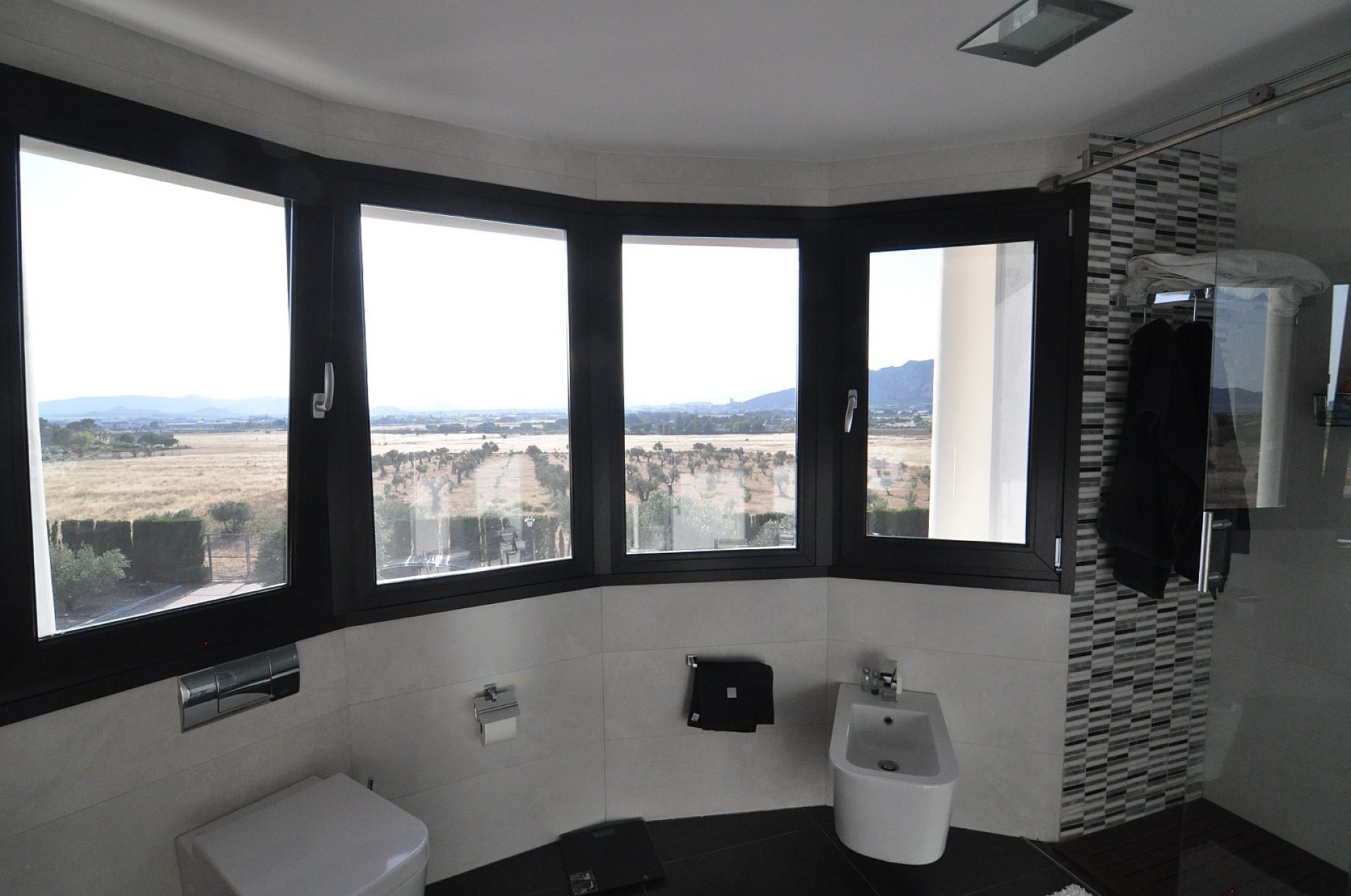 Resale - 4 Bedroom 2 Bathroom Villa in Villena -  - Alicante