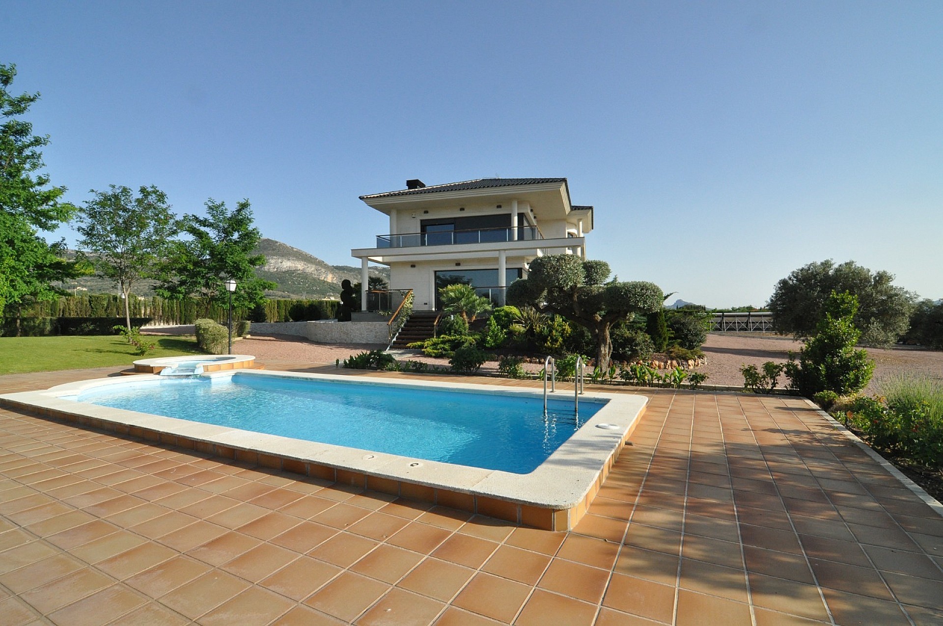 Resale - 4 Bedroom 2 Bathroom Villa in Villena -  - Alicante