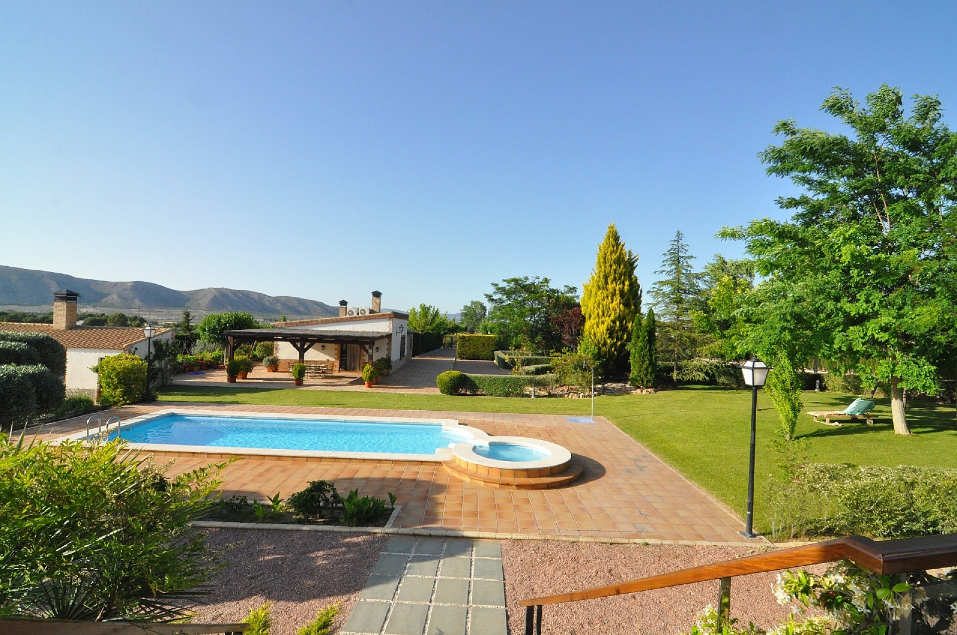 Resale - 4 Bedroom 2 Bathroom Villa in Villena -  - Alicante