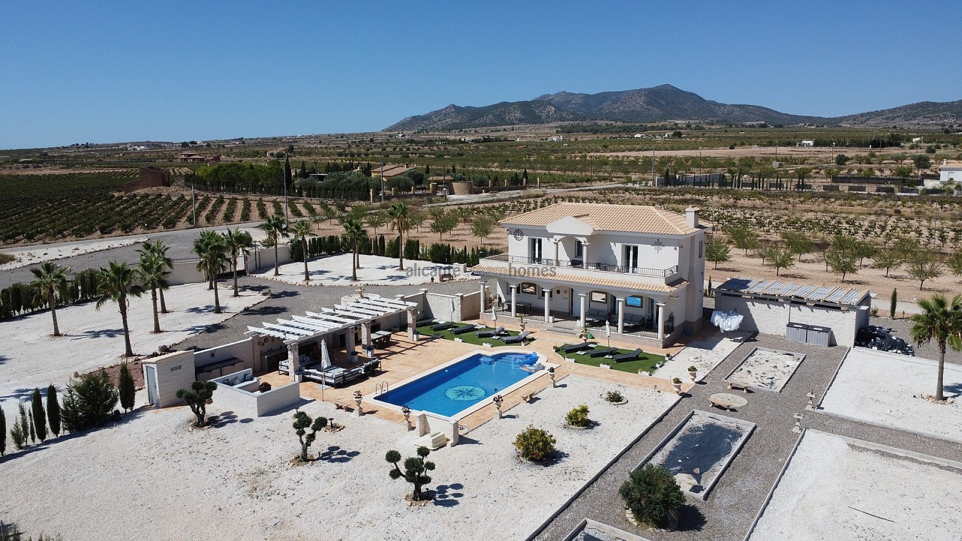 Resale - 4 Bedroom 3 Bathroom Villa in Pinoso -  - Alicante