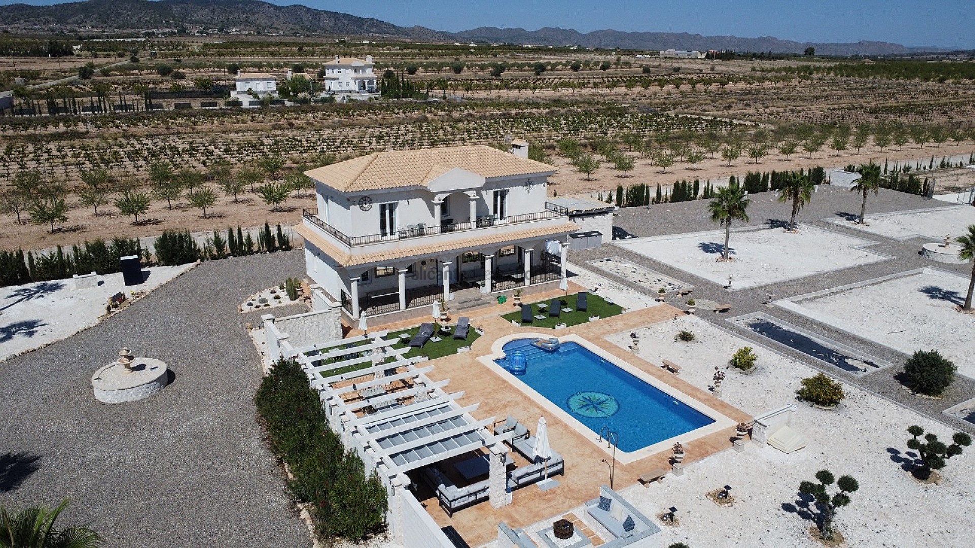 Resale - 4 Bedroom 3 Bathroom Villa in Pinoso -  - Alicante