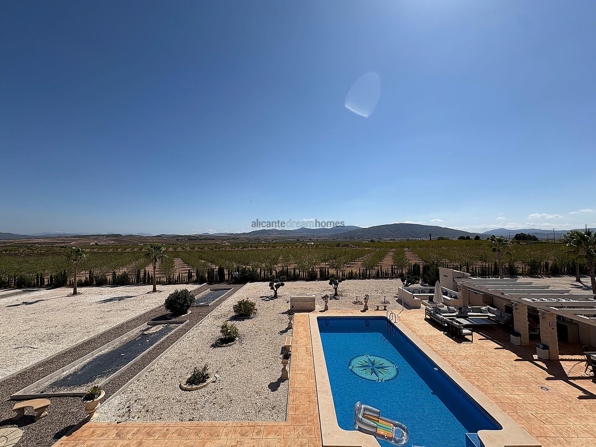 Resale - 4 Bedroom 3 Bathroom Villa in Pinoso -  - Alicante