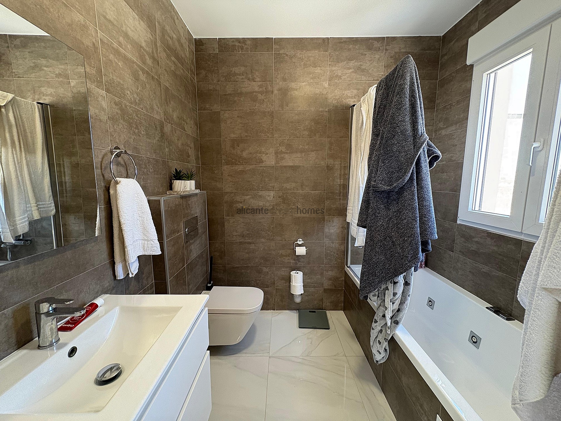 Resale - 4 Bedroom 3 Bathroom Villa in Pinoso -  - Alicante