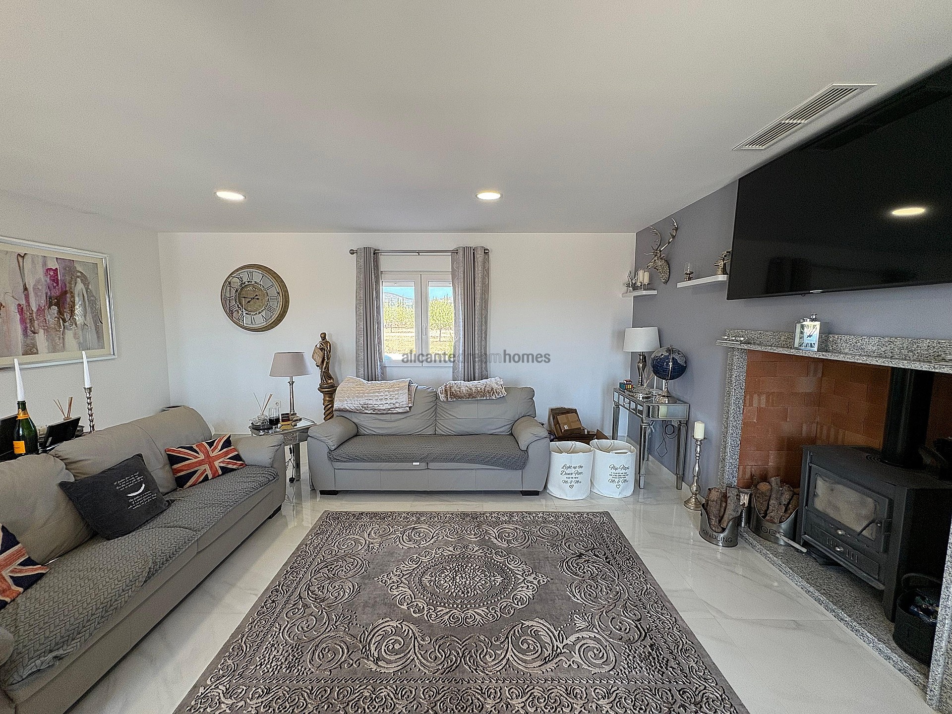 Resale - 4 Bedroom 3 Bathroom Villa in Pinoso -  - Alicante