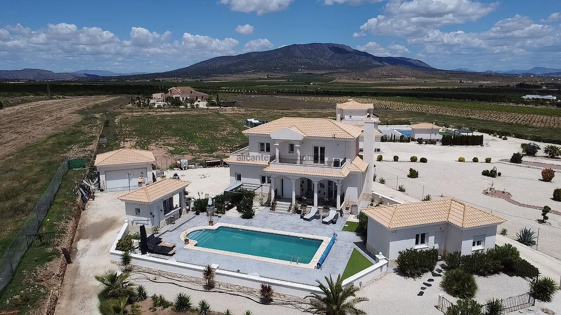 Resale - 4 Bedroom 5 Bathroom Villa in Pinoso - , Pinoso, Alicante, Spain - Alicante