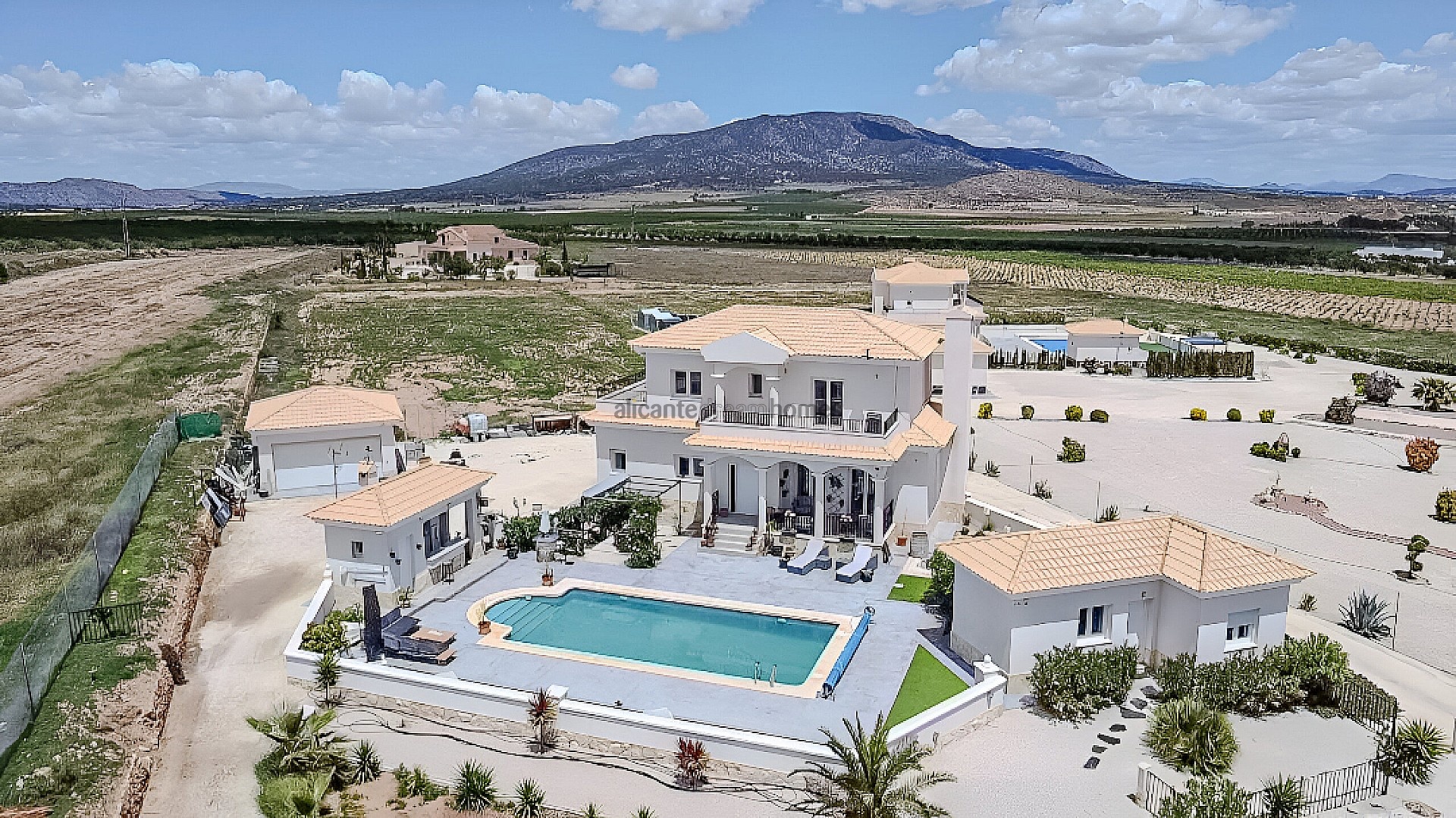 Resale - 4 Bedroom 5 Bathroom Villa in Pinoso - , Pinoso, Alicante, Spain - Alicante