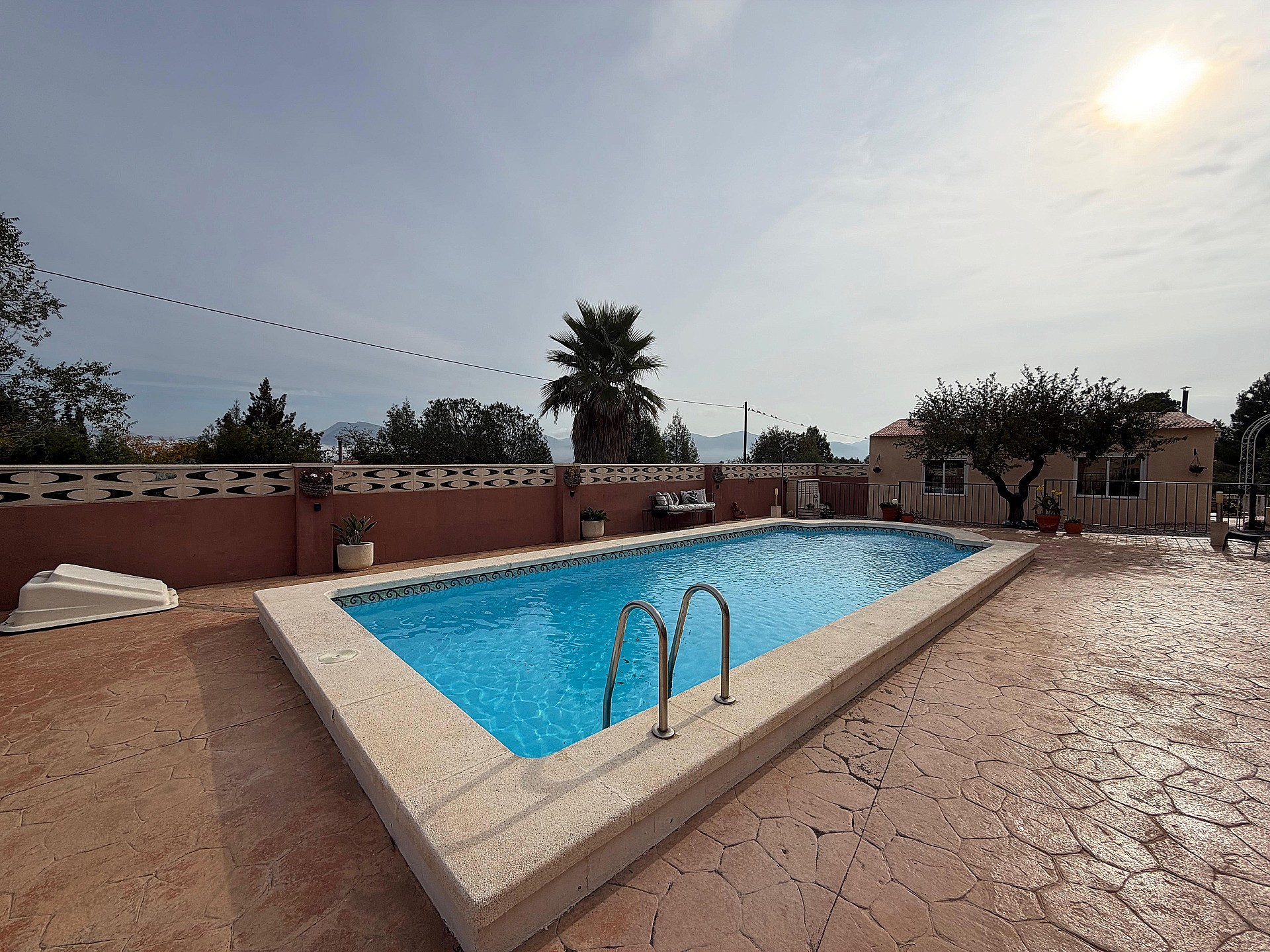 Resale - 5 Bedroom 3 Bathroom Villa in Sax -  - Alicante