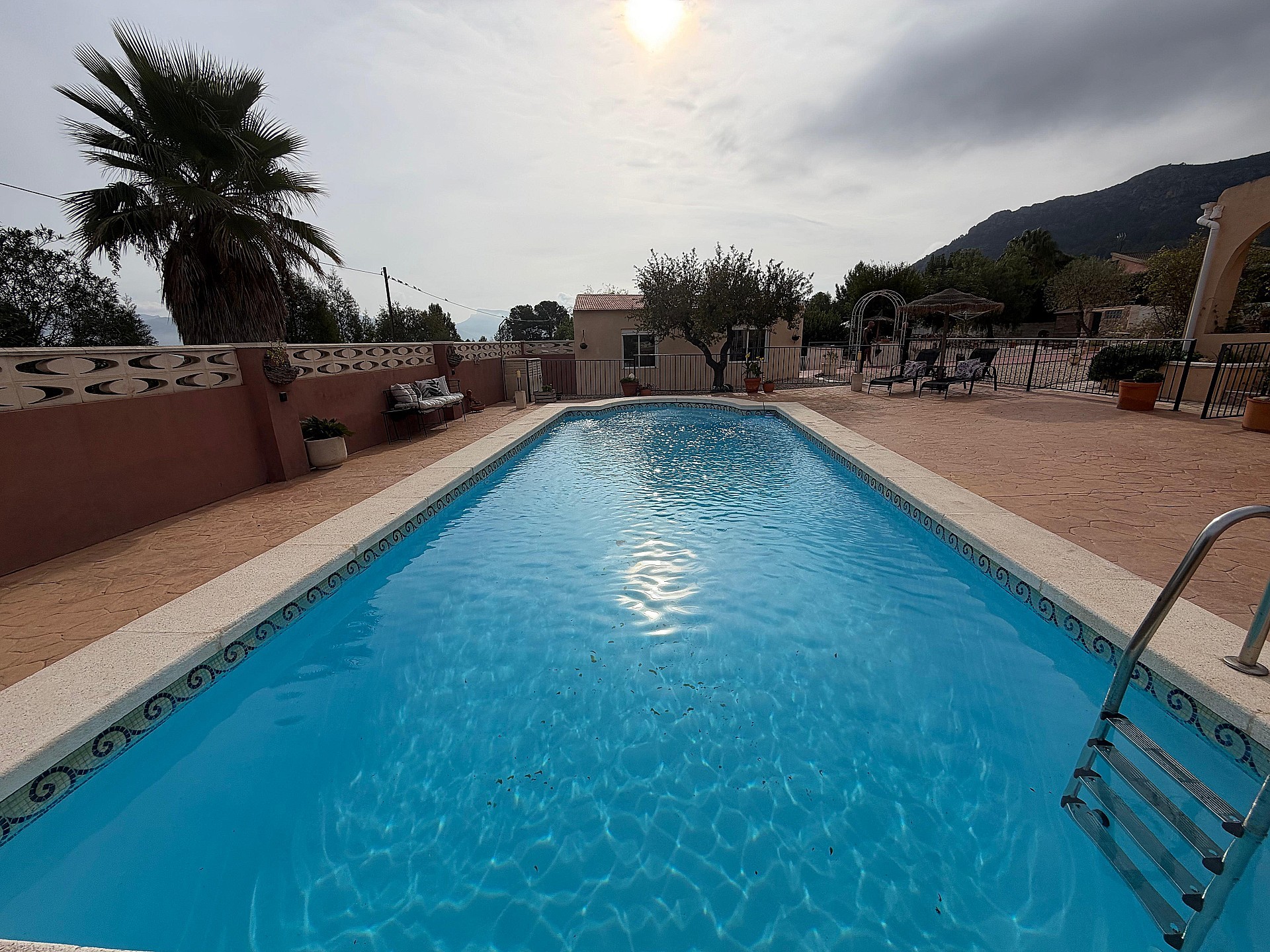 Resale - 5 Bedroom 3 Bathroom Villa in Sax -  - Alicante