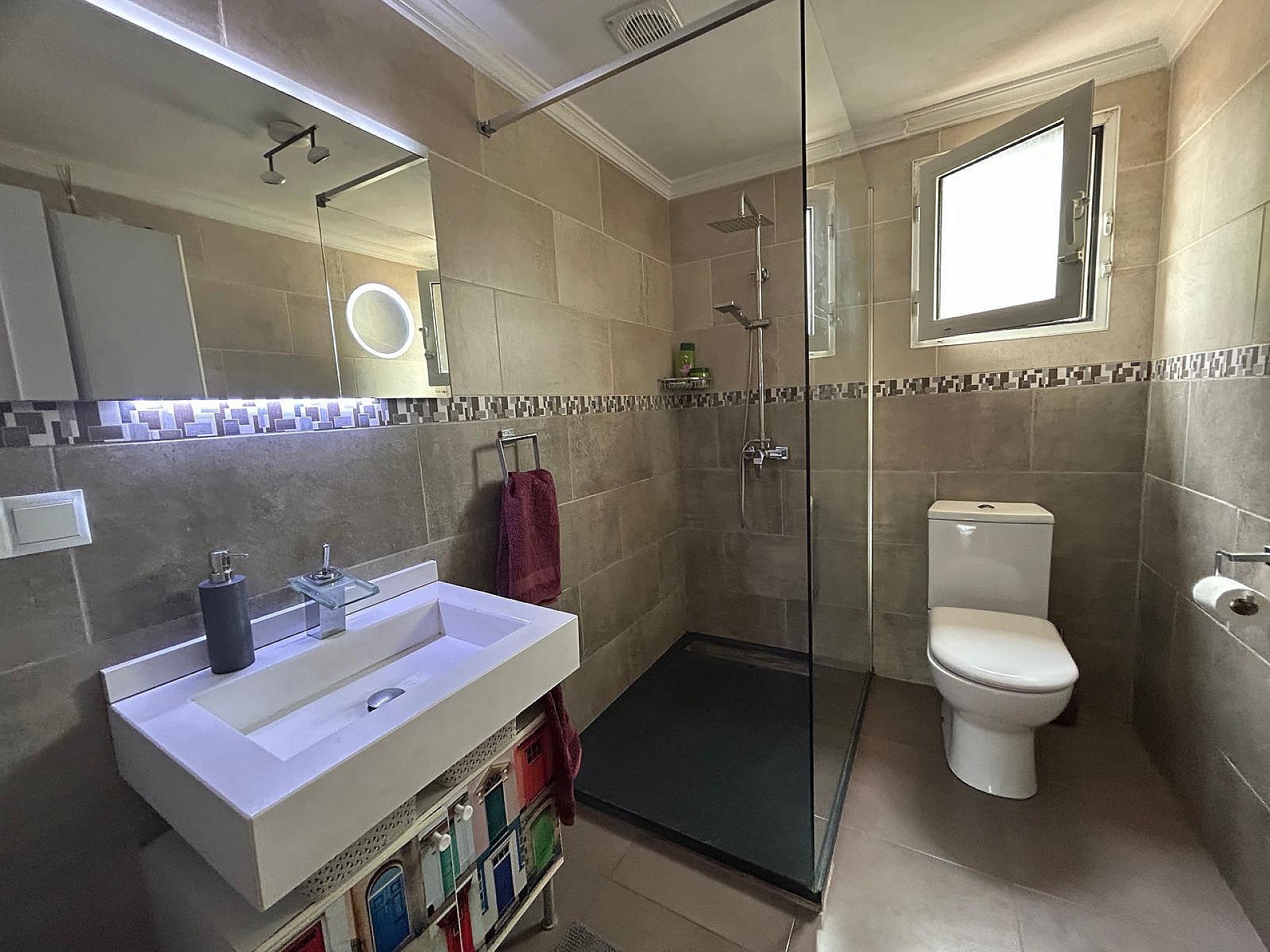 Resale - 5 Bedroom 3 Bathroom Villa in Sax -  - Alicante