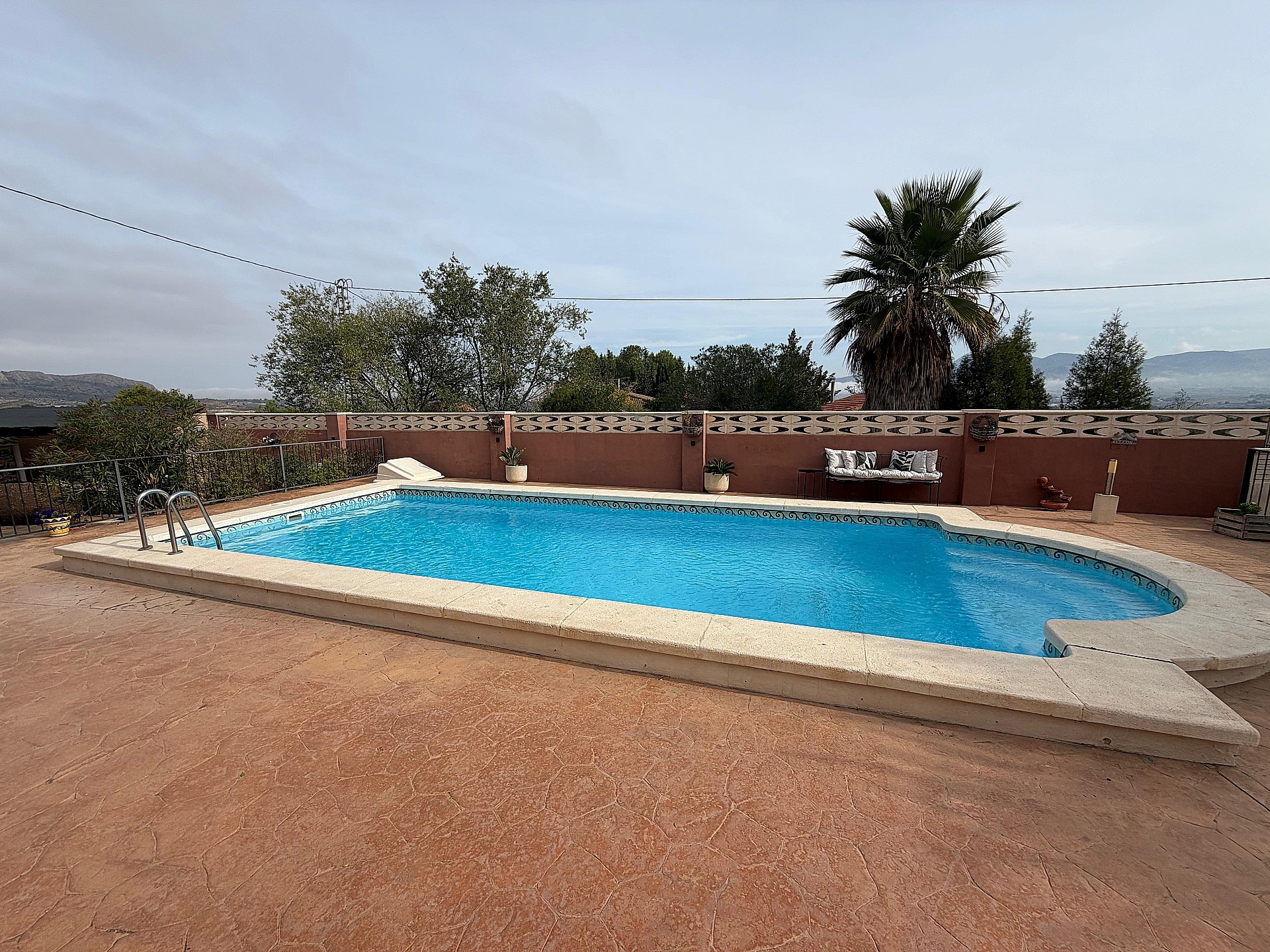 Resale - 5 Bedroom 3 Bathroom Villa in Sax -  - Alicante