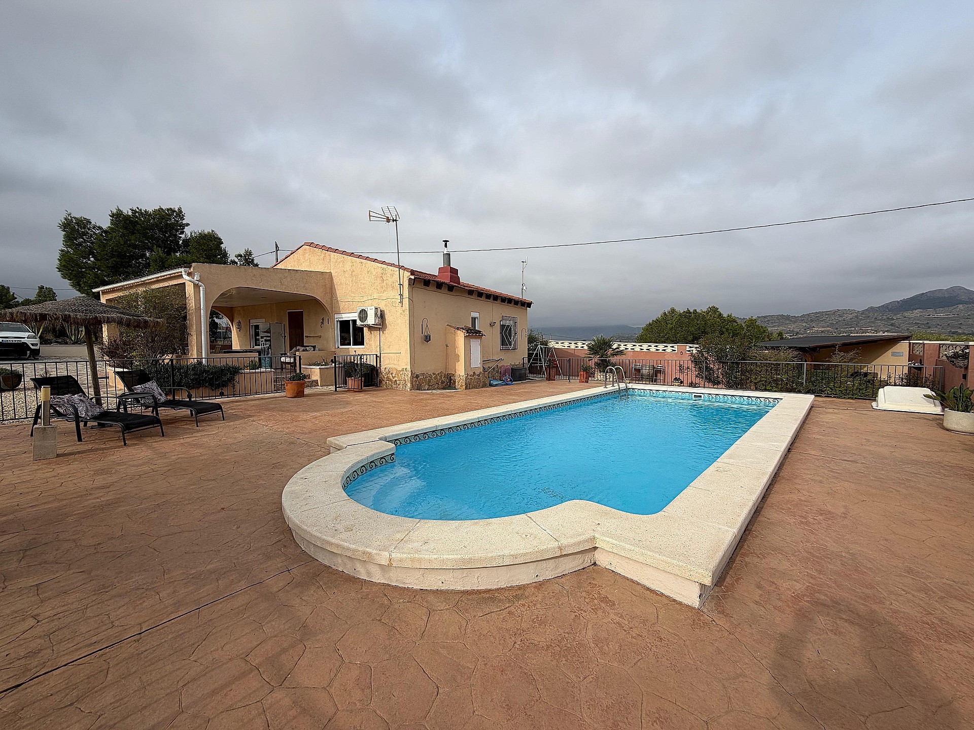 Resale - 5 Bedroom 3 Bathroom Villa in Sax -  - Alicante