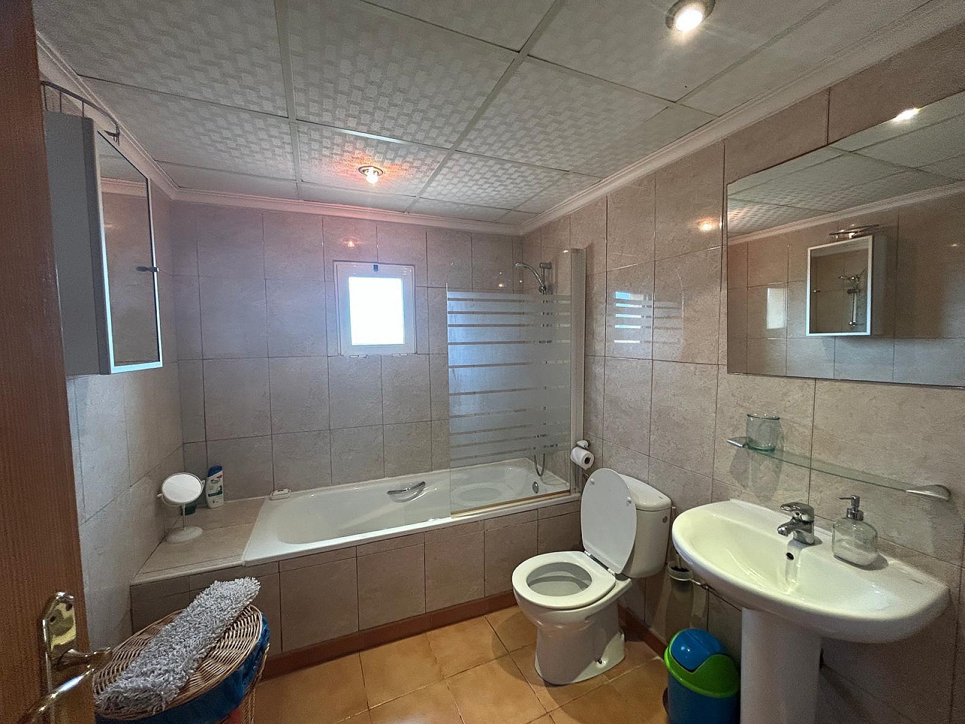 Resale - 5 Bedroom 3 Bathroom Villa in Sax -  - Alicante