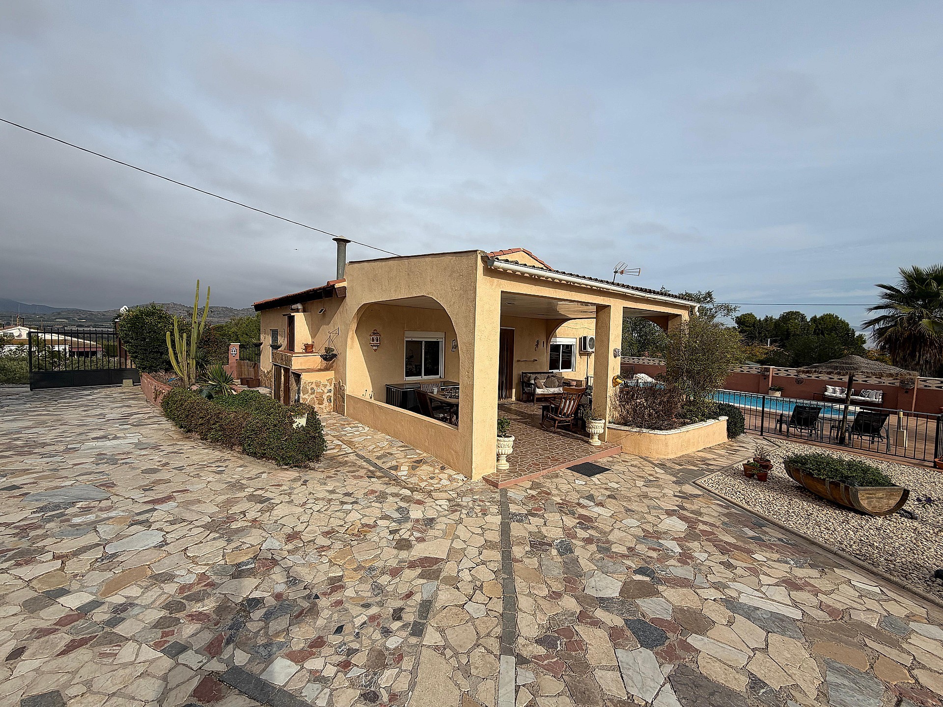Resale - 5 Bedroom 3 Bathroom Villa in Sax -  - Alicante