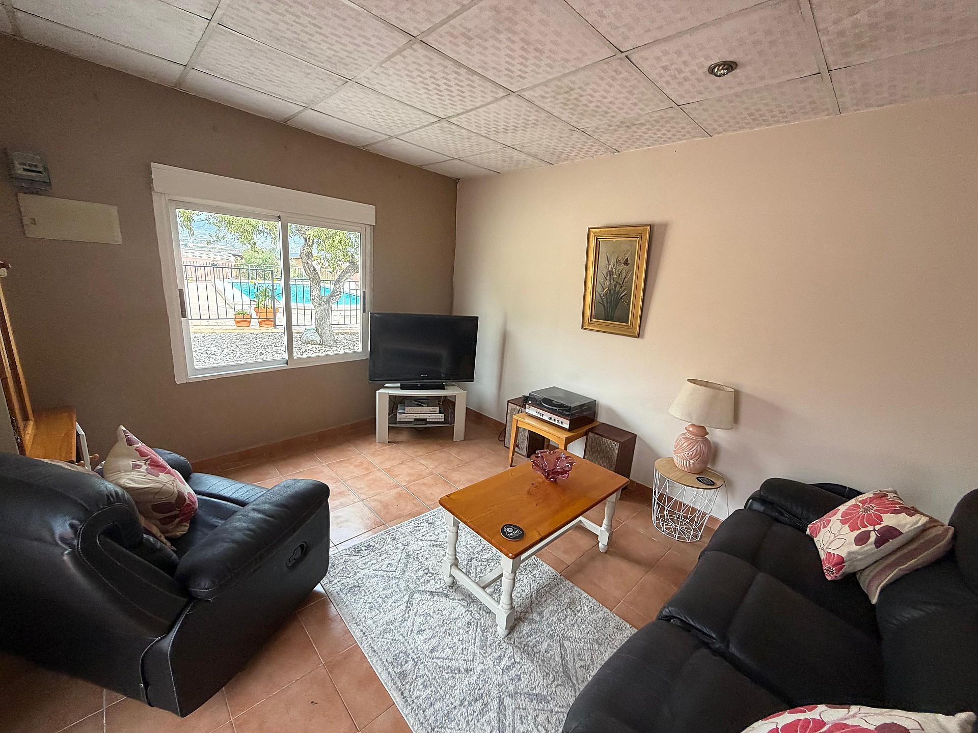 Resale - 5 Bedroom 3 Bathroom Villa in Sax -  - Alicante