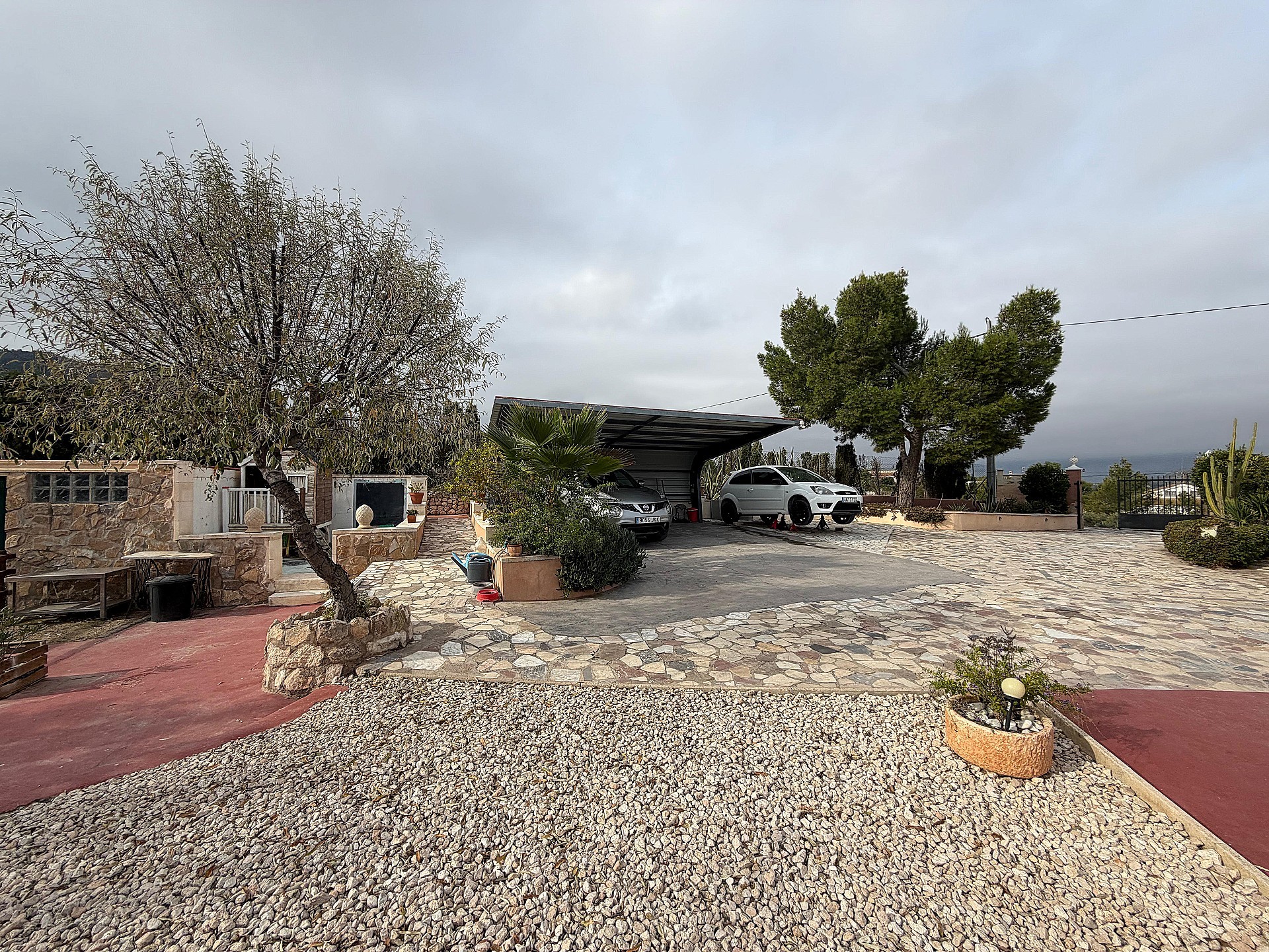 Resale - 5 Bedroom 3 Bathroom Villa in Sax -  - Alicante