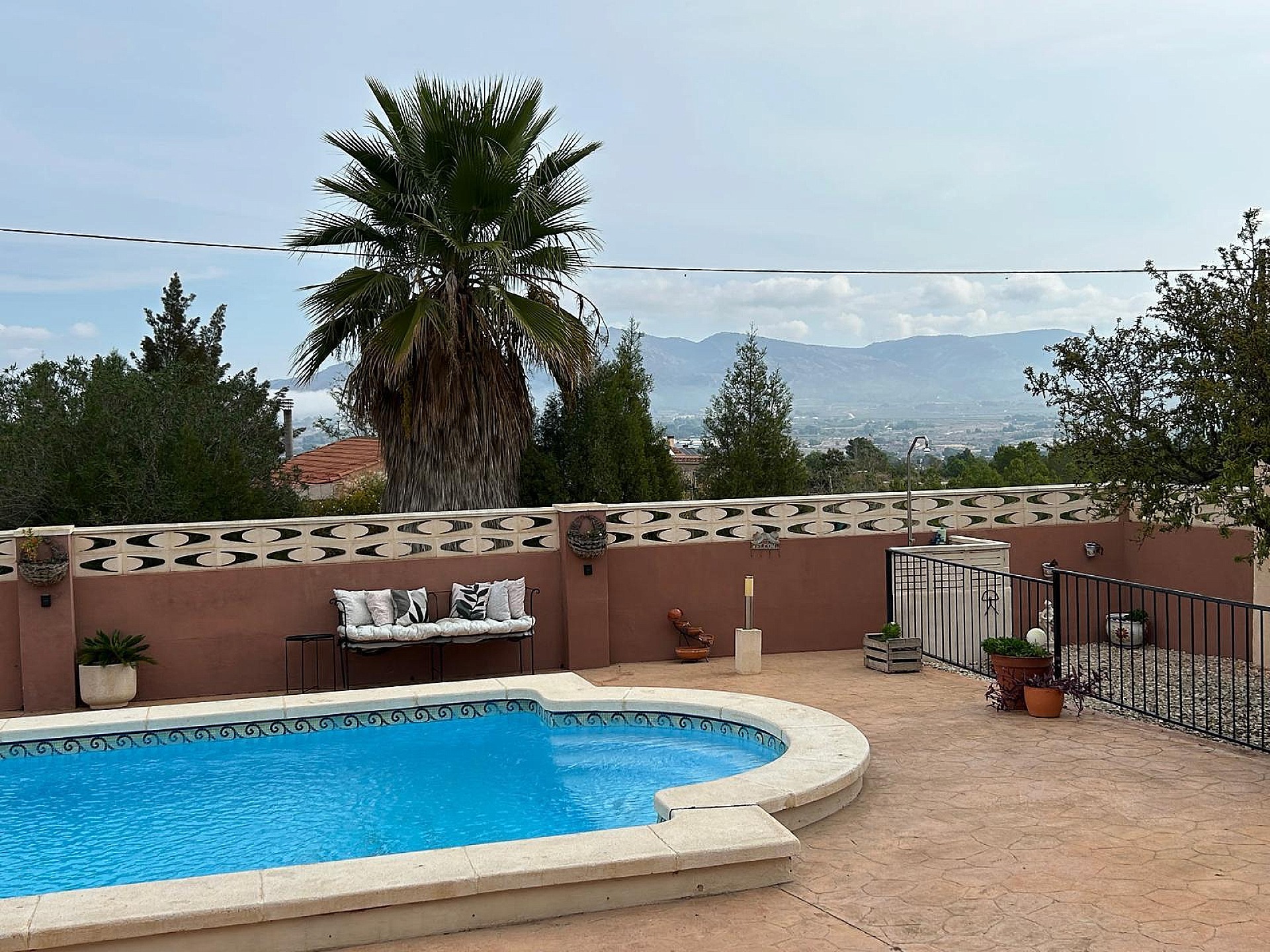 Resale - 5 Bedroom 3 Bathroom Villa in Sax -  - Alicante