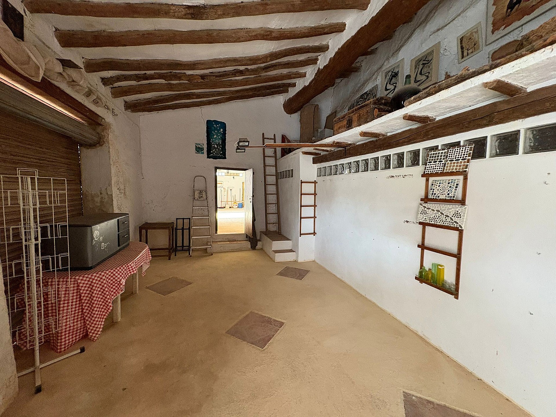 Resale - 5 Bedroom 2 Bathroom Semi-detached in Pinoso -  - Alicante