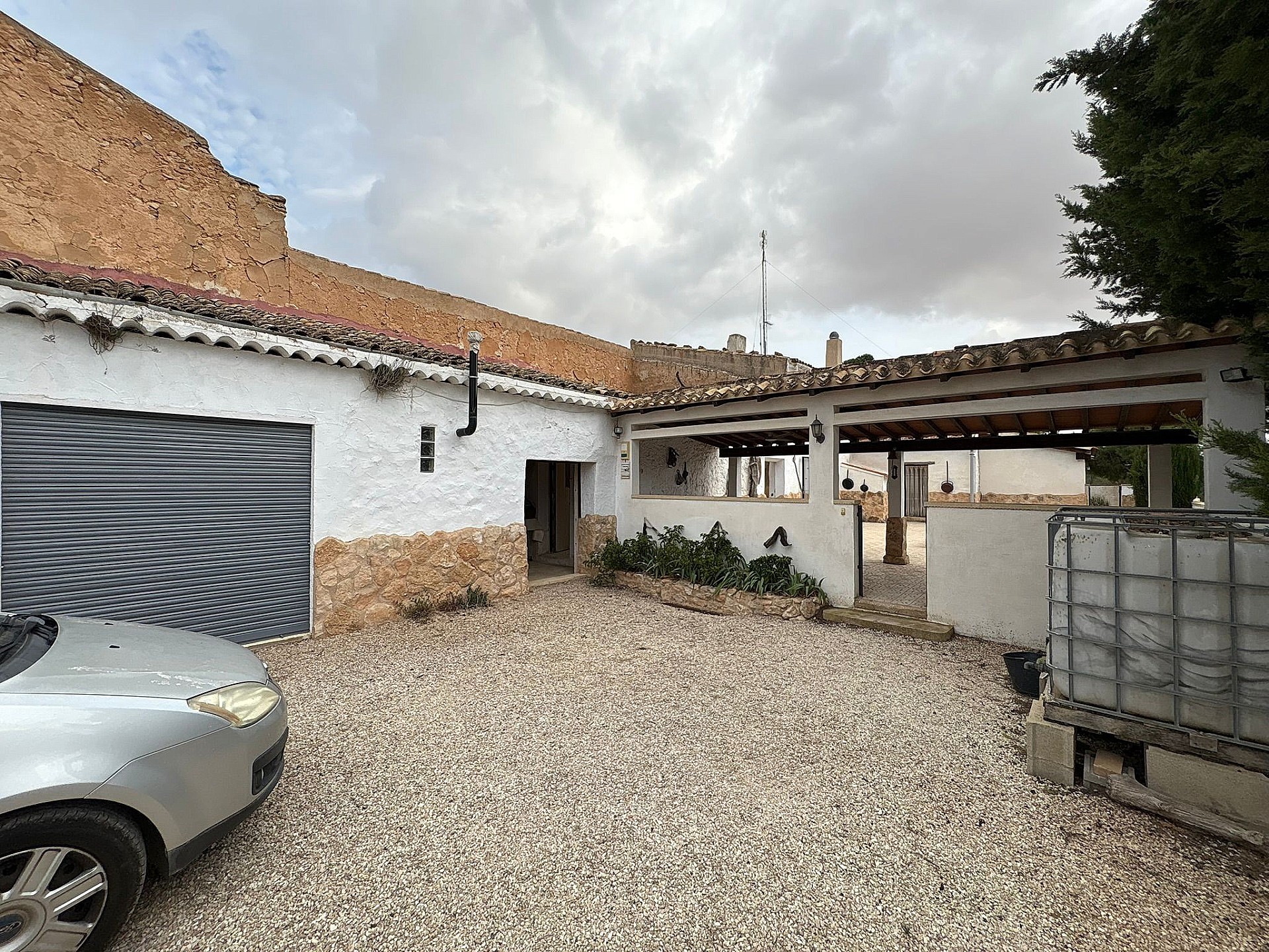 Resale - 5 Bedroom 2 Bathroom Semi-detached in Pinoso -  - Alicante
