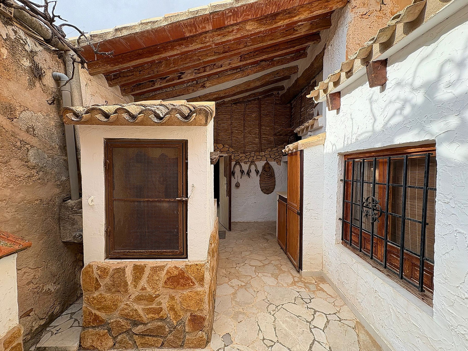 Resale - 5 Bedroom 2 Bathroom Semi-detached in Pinoso -  - Alicante