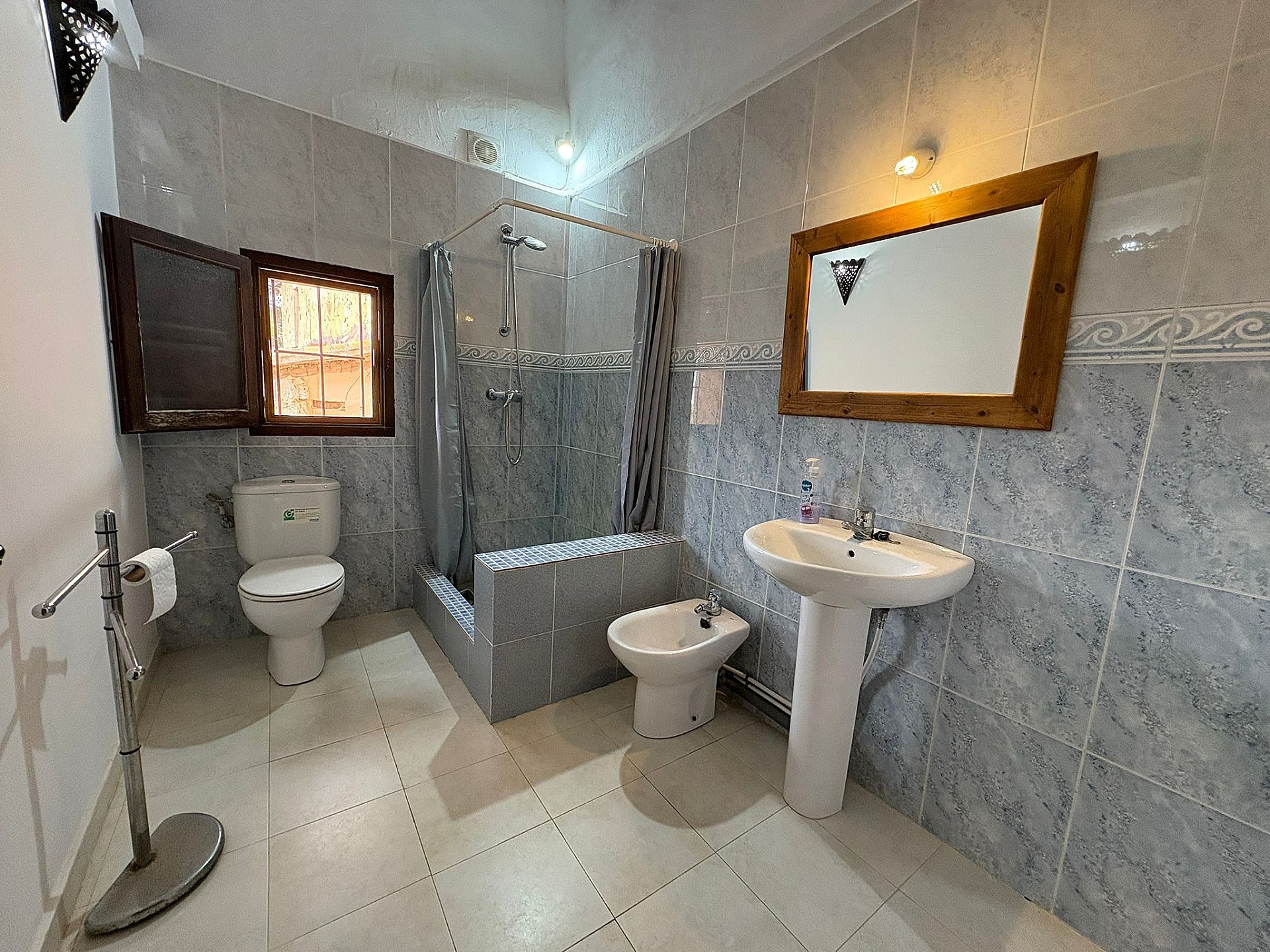 Resale - 5 Bedroom 2 Bathroom Semi-detached in Pinoso -  - Alicante