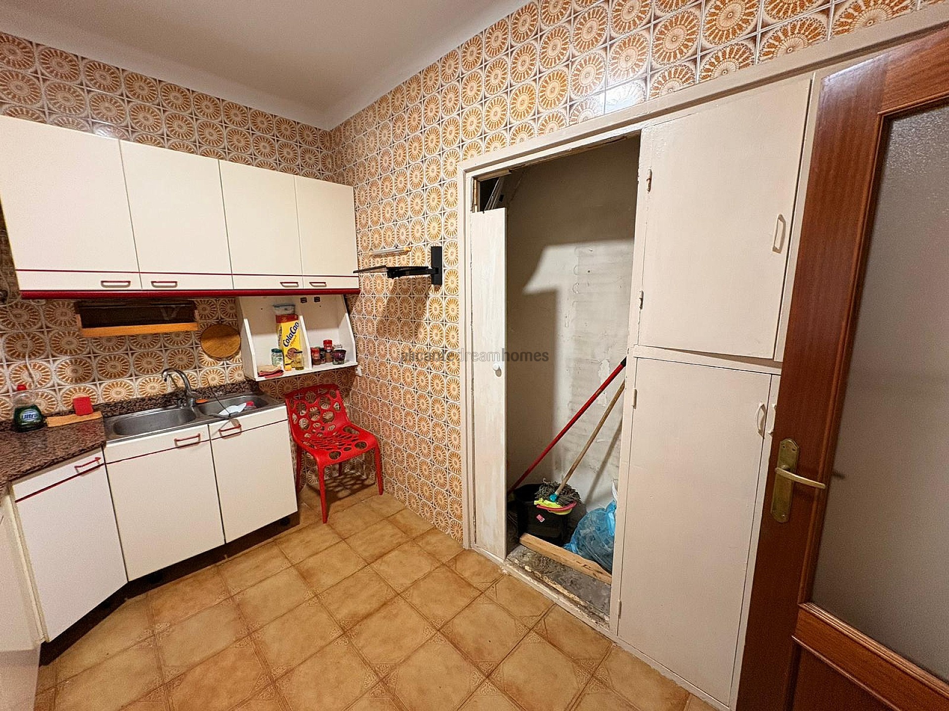Resale - 3 Bedroom 2 Bathroom Apartment in Onil -  - Alicante