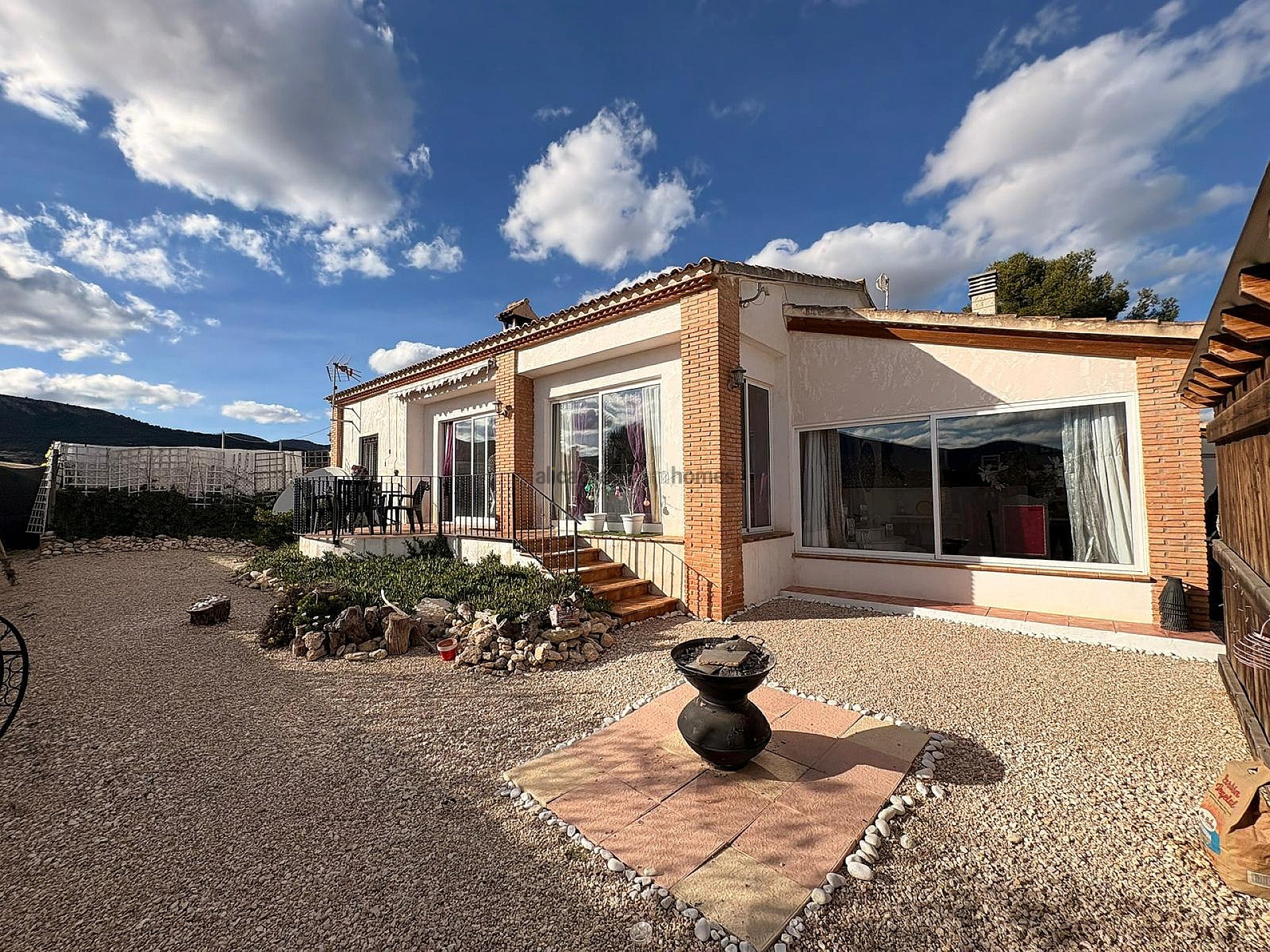 Resale - 8 Bedroom 6 Bathroom Villa in Castalla -  - Alicante