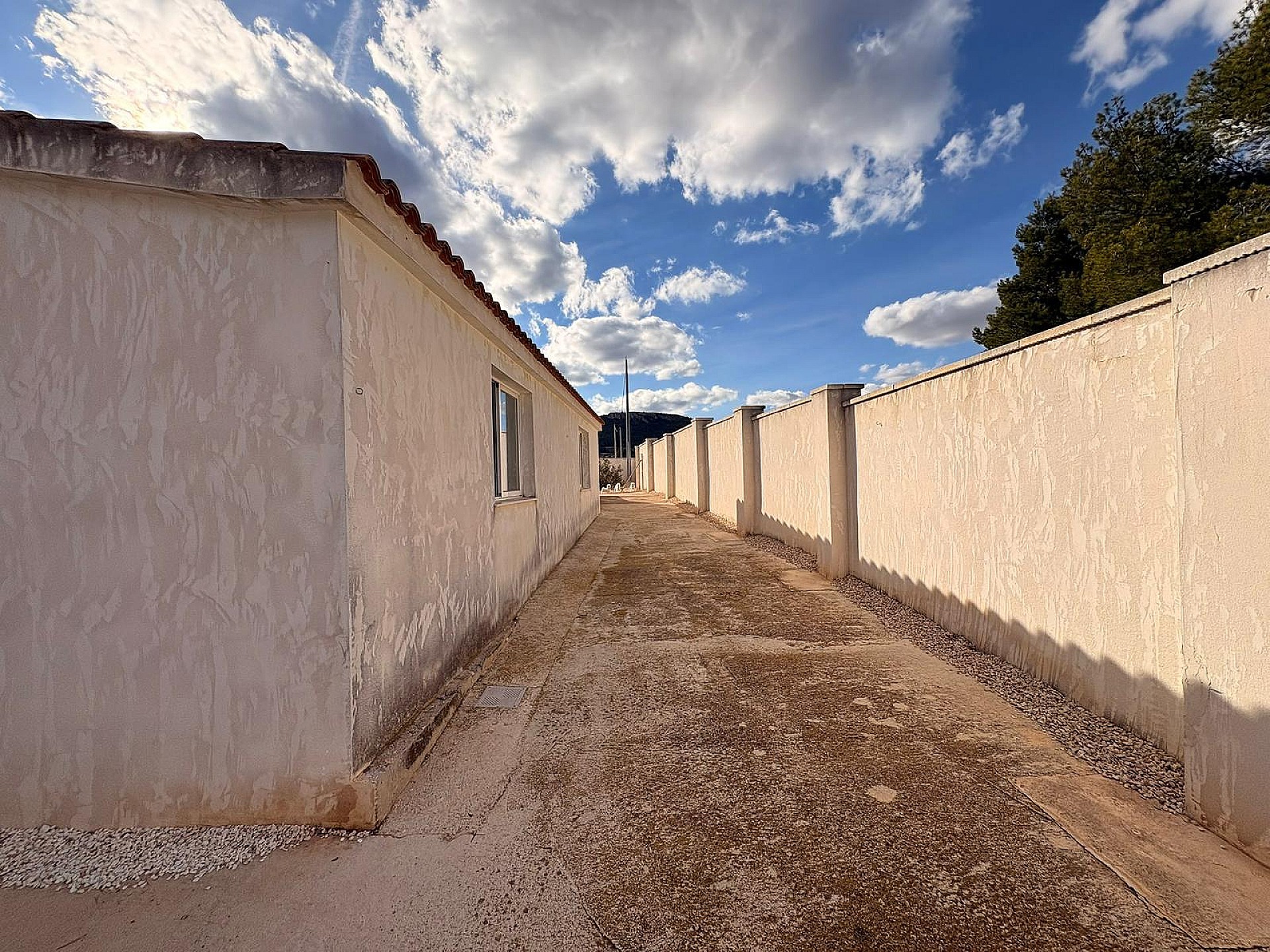 Resale - 8 Bedroom 6 Bathroom Villa in Castalla -  - Alicante