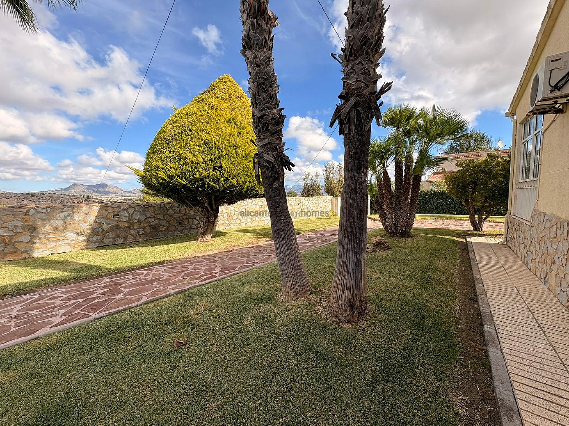 Resale - 4 Bedroom 2 Bathroom Villa in Monóvar -  - Alicante