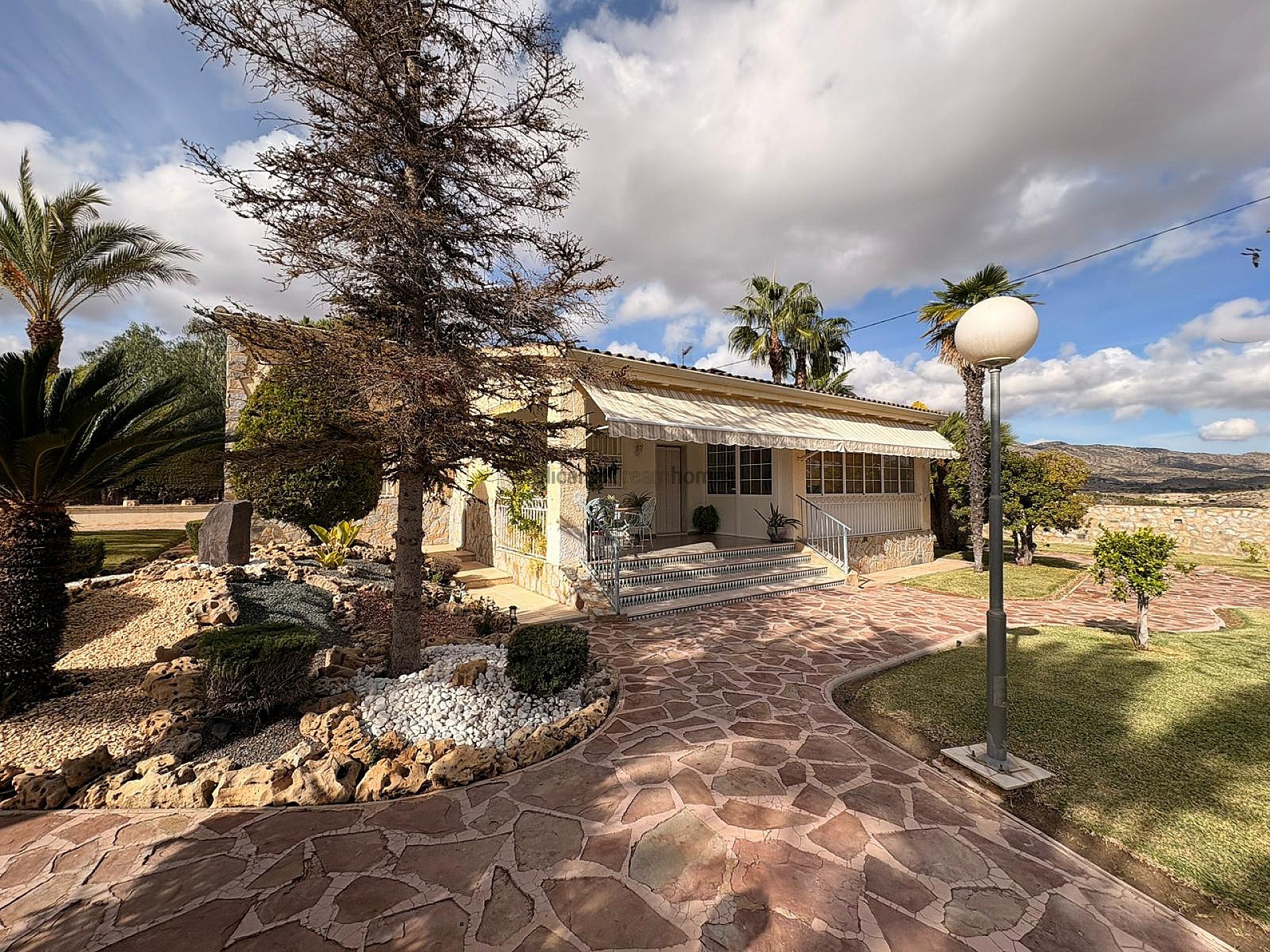 Resale - 4 Bedroom 2 Bathroom Villa in Monóvar -  - Alicante