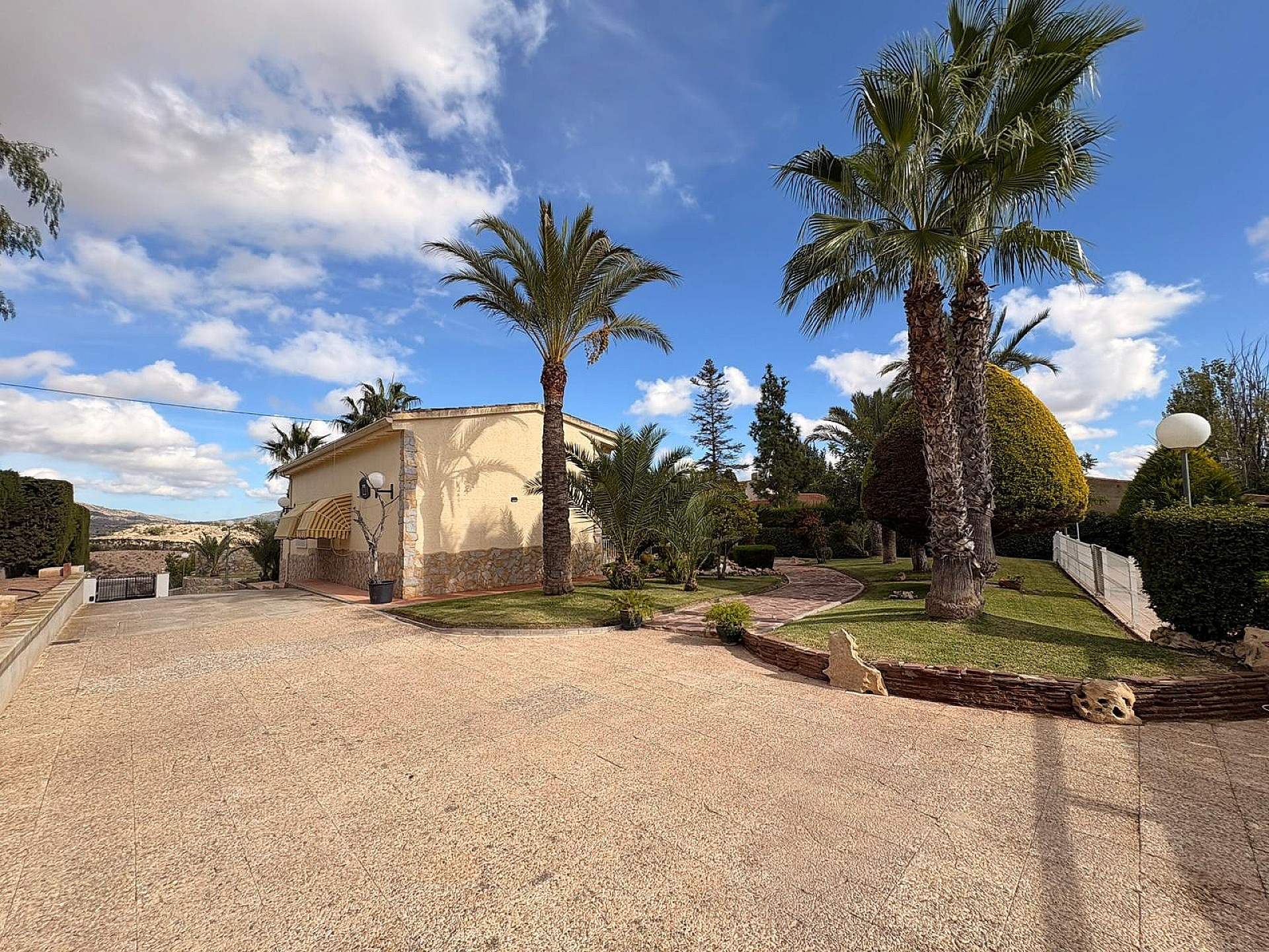 Resale - 4 Bedroom 2 Bathroom Villa in Monóvar -  - Alicante
