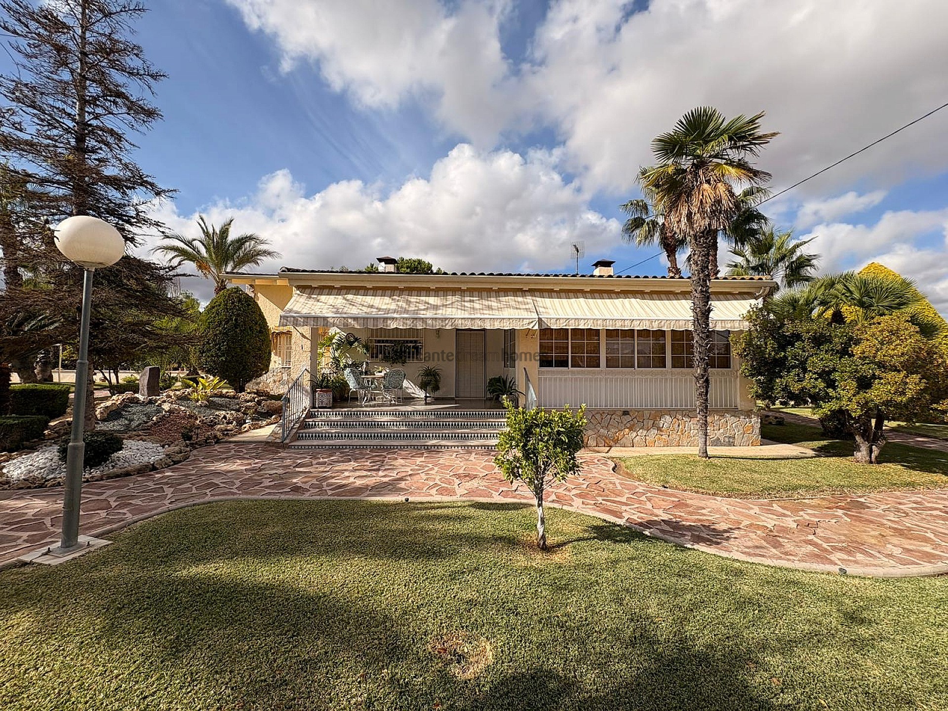 Resale - 4 Bedroom 2 Bathroom Villa in Monóvar -  - Alicante