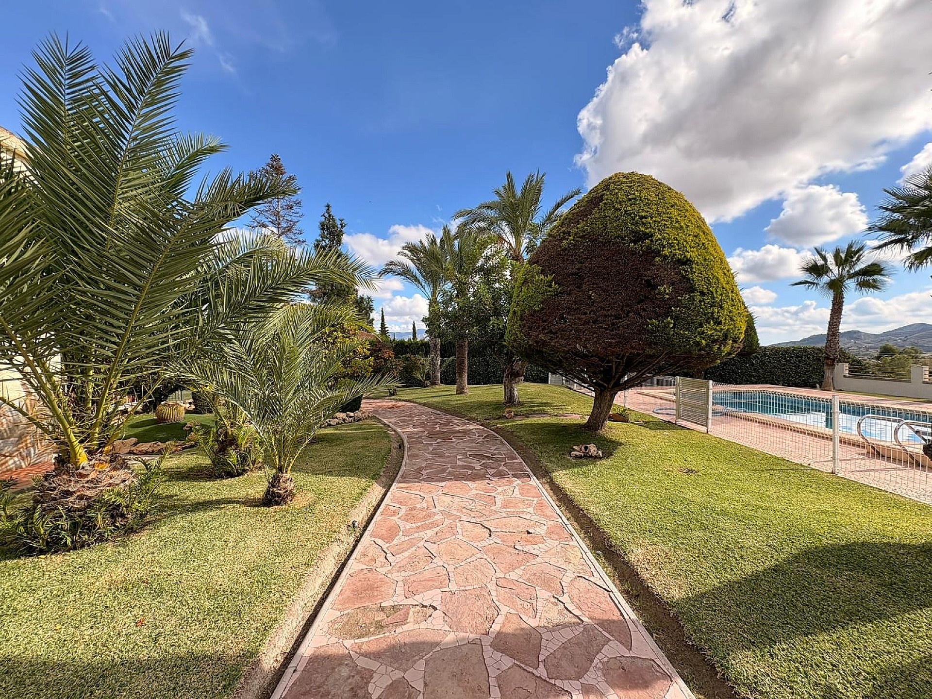 Resale - 4 Bedroom 2 Bathroom Villa in Monóvar -  - Alicante