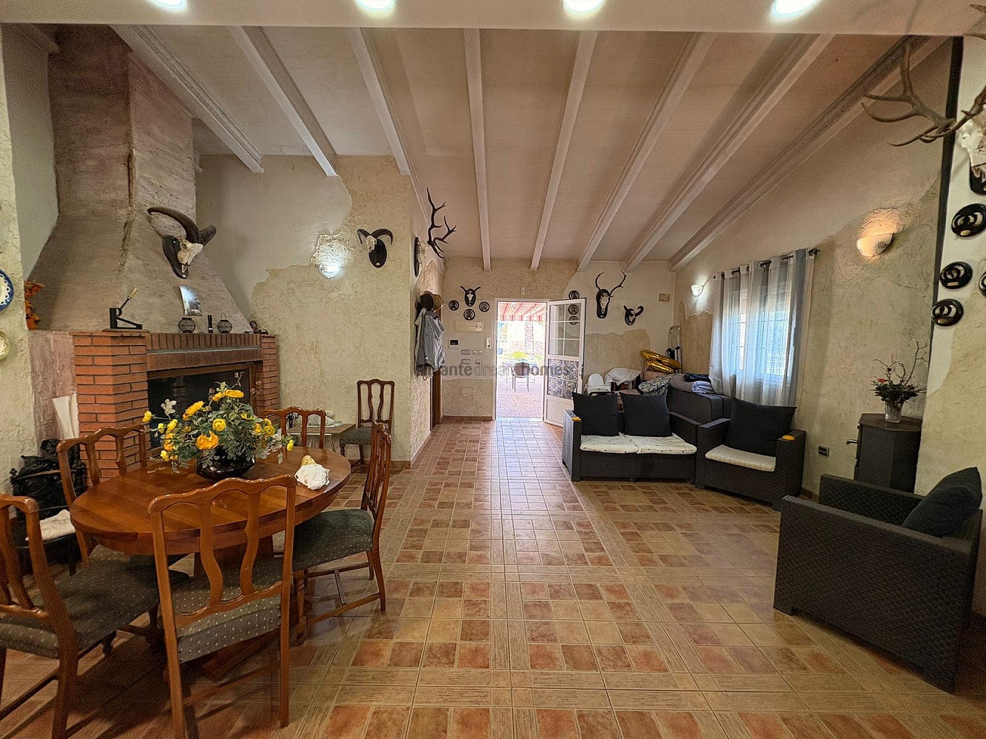 Resale - 4 Bedroom 2 Bathroom Villa in Monóvar -  - Alicante
