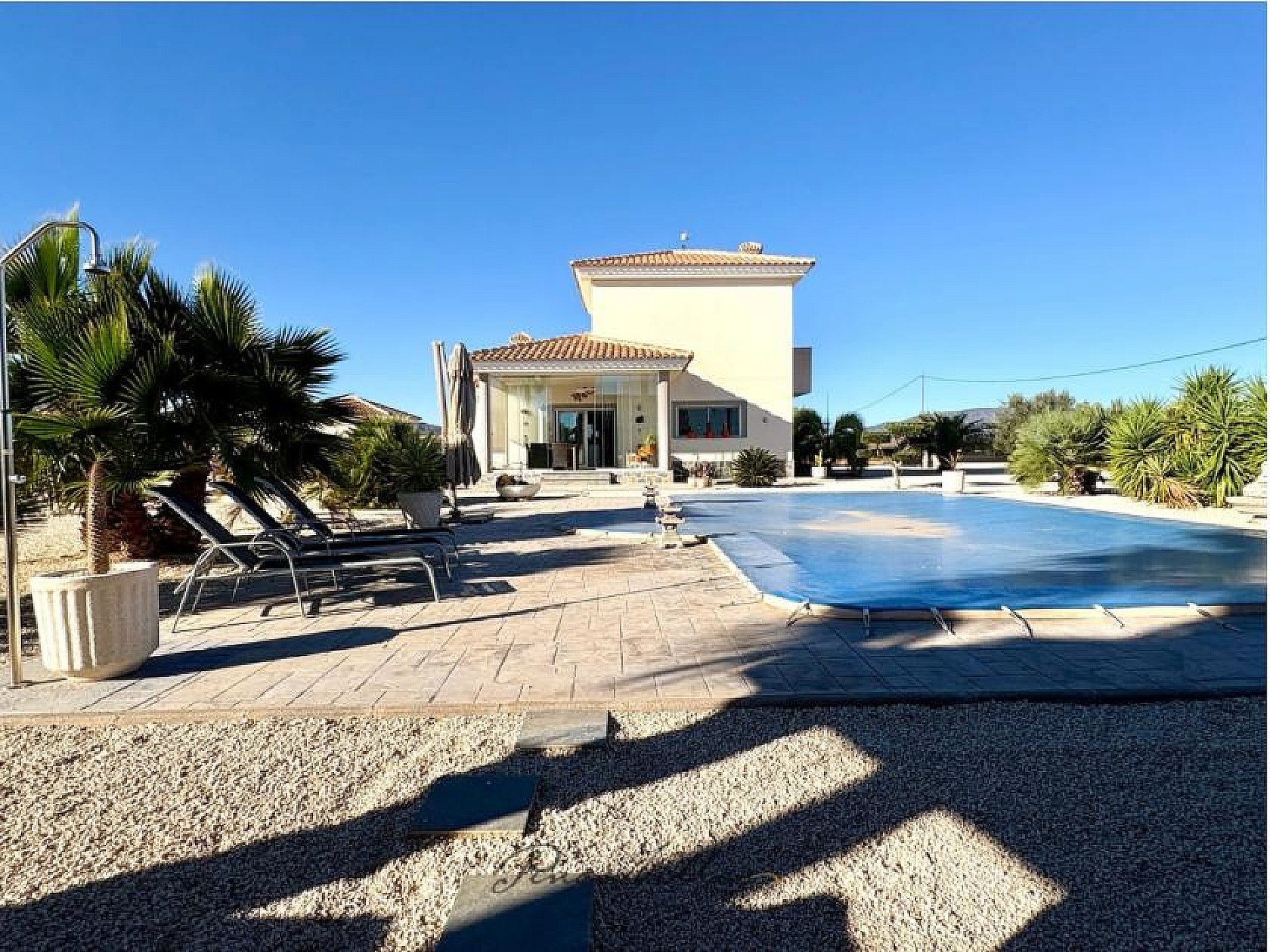 Resale - 4 Bedroom 4 Bathroom Villa in Pinoso -  - Alicante