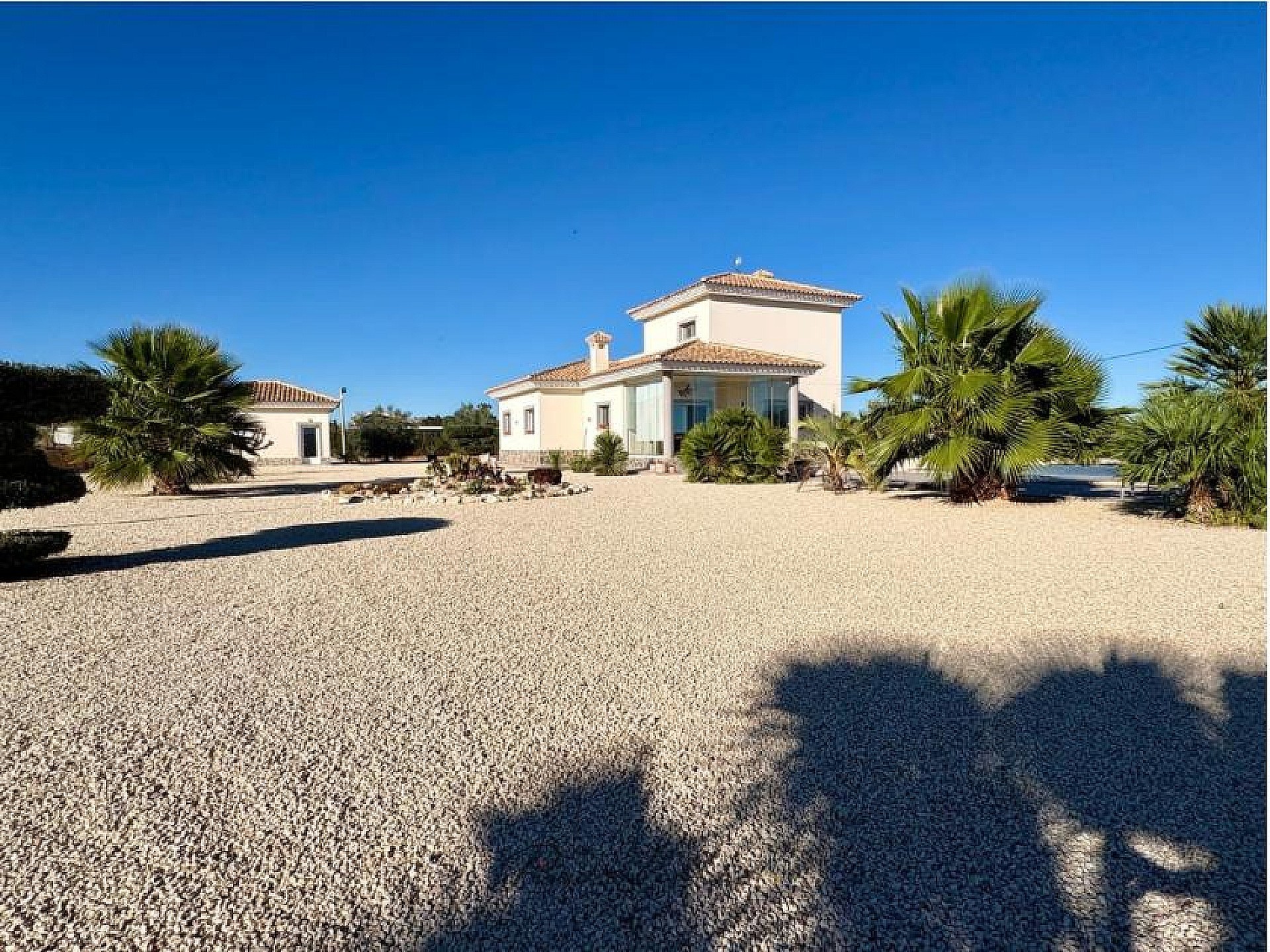 Resale - 4 Bedroom 4 Bathroom Villa in Pinoso -  - Alicante