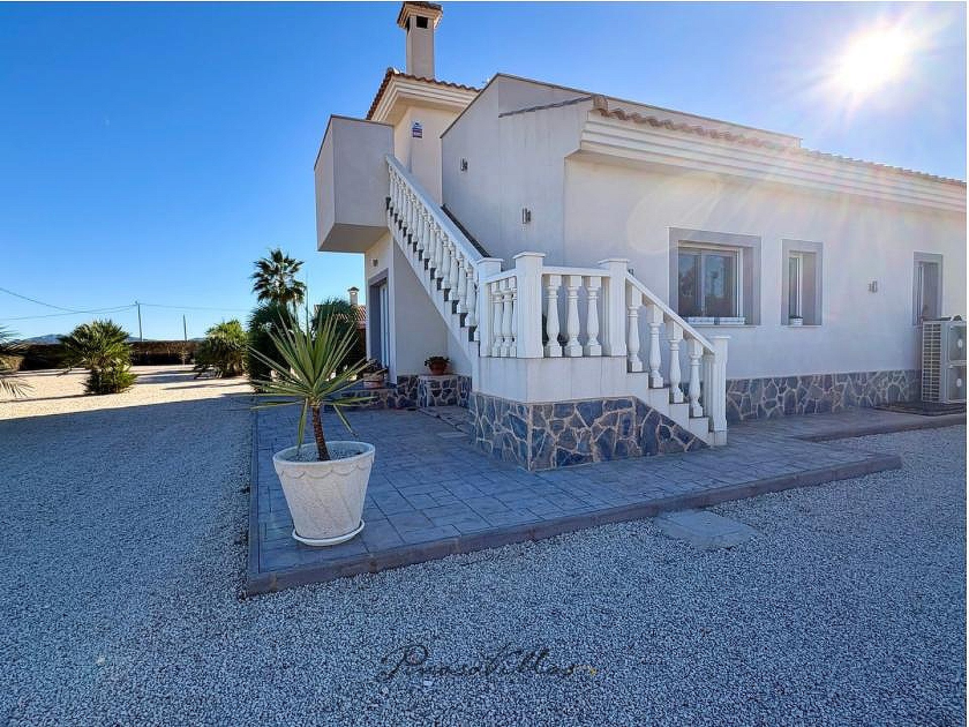 Resale - 4 Bedroom 4 Bathroom Villa in Pinoso -  - Alicante